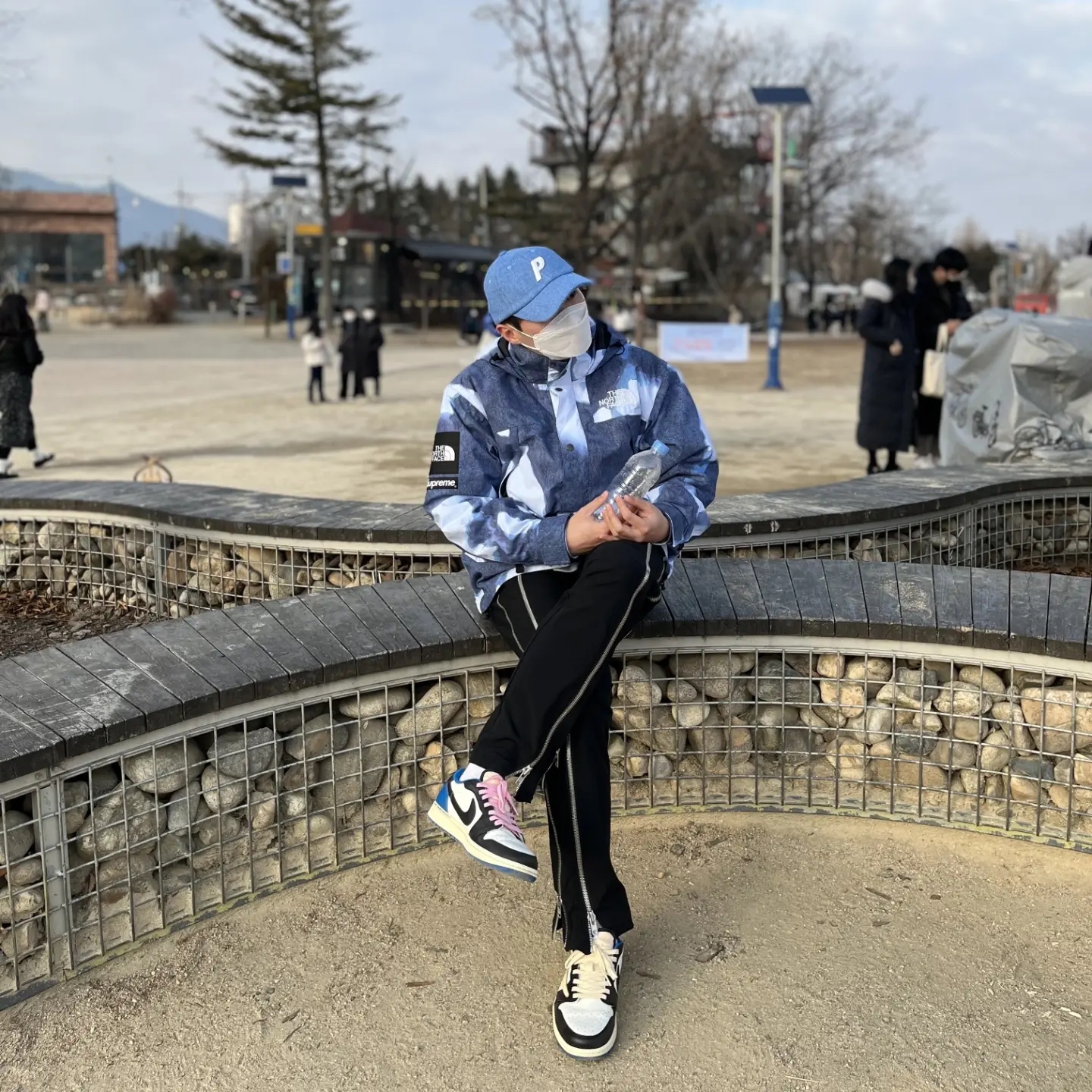 Supreme x The North Face Bleached Denim Print Mountain Jacket Indigo - 21FW, Palace Harris Tweed P 6-Panel Light Blue - 21FW 착용 스타일