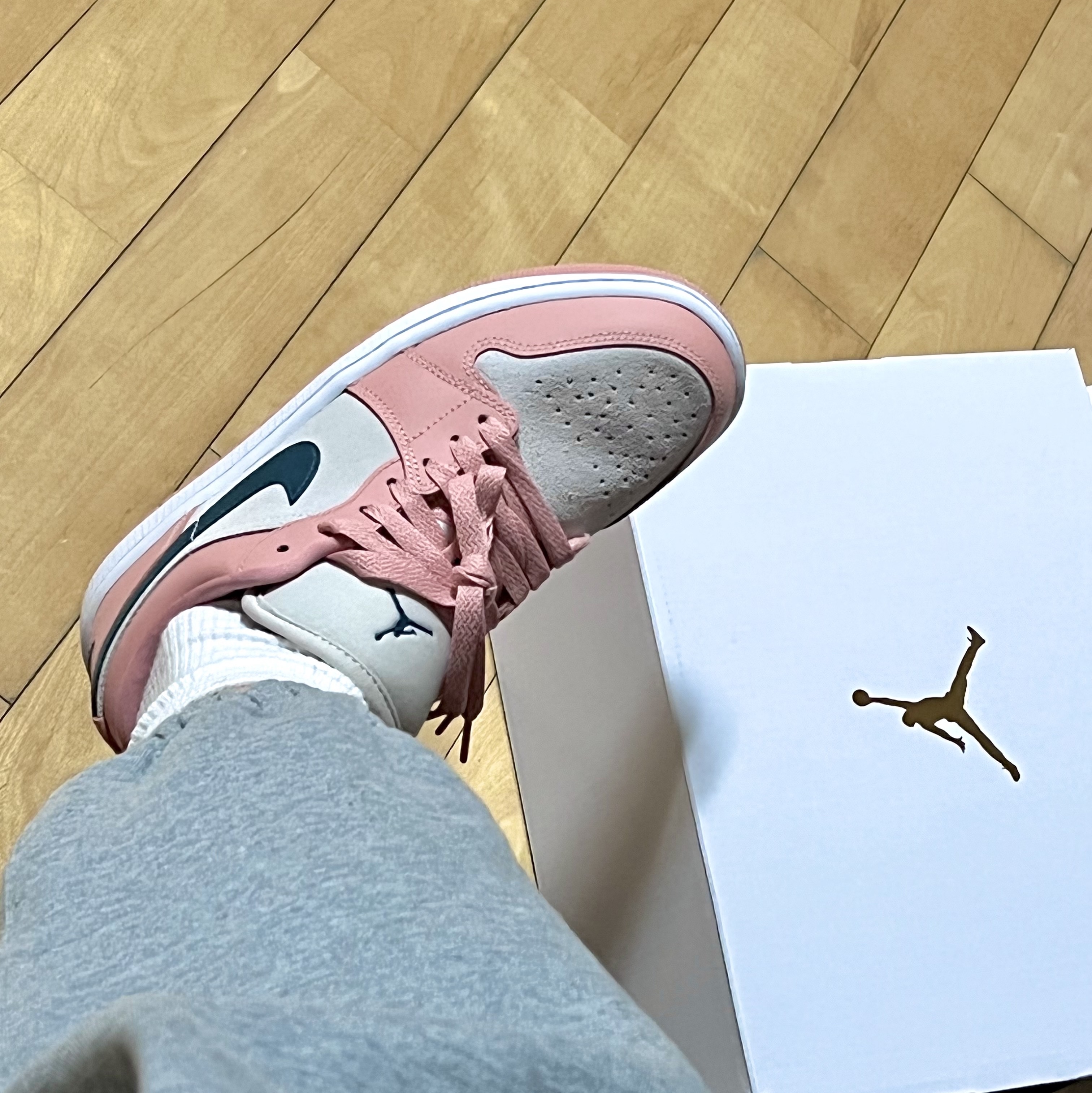 (W) Jordan 1 Low Light Madder Root 착용 스타일 - 1