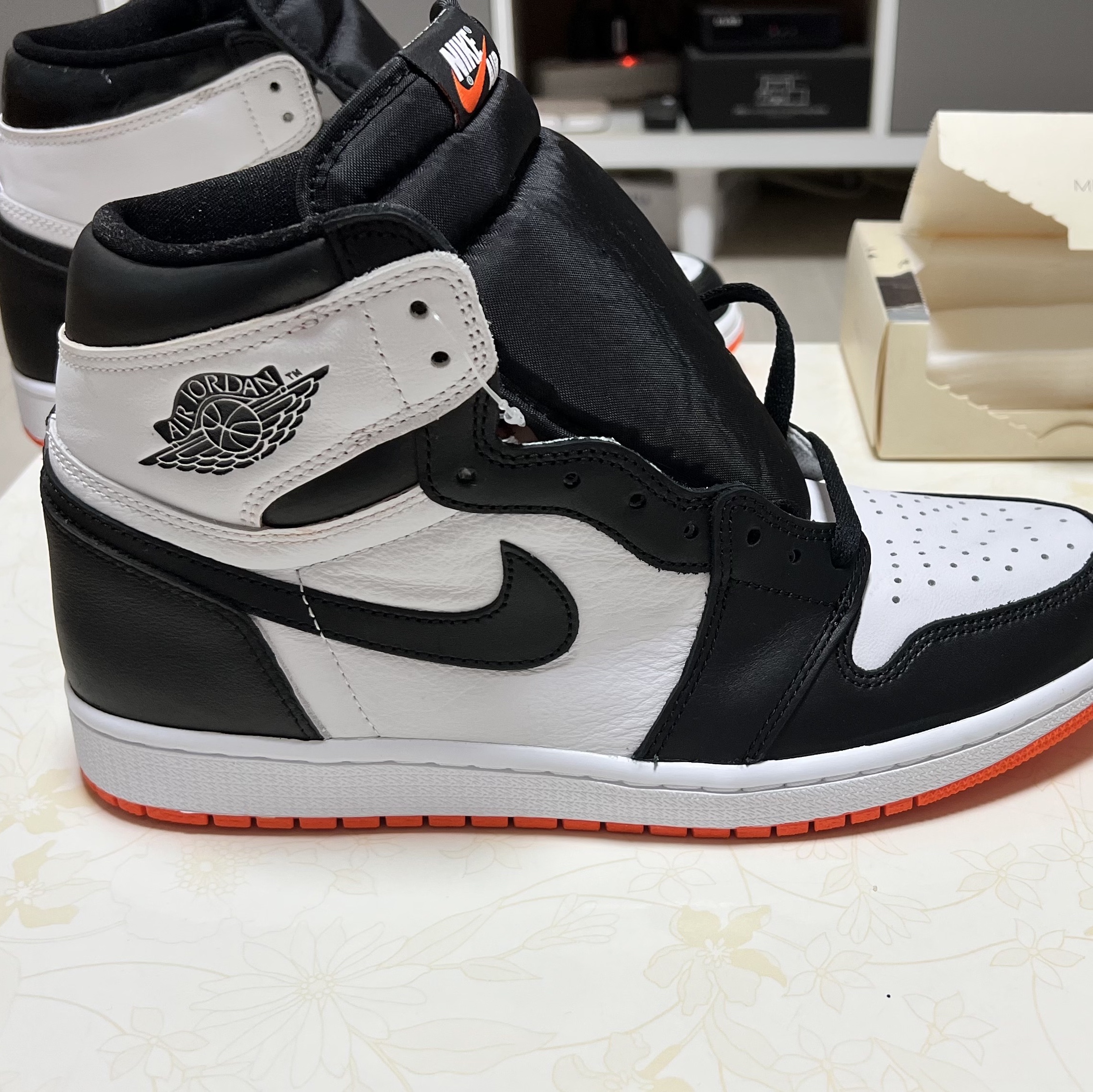 Jordan 1 Retro High OG Electro Orange 착용 스타일 - 3