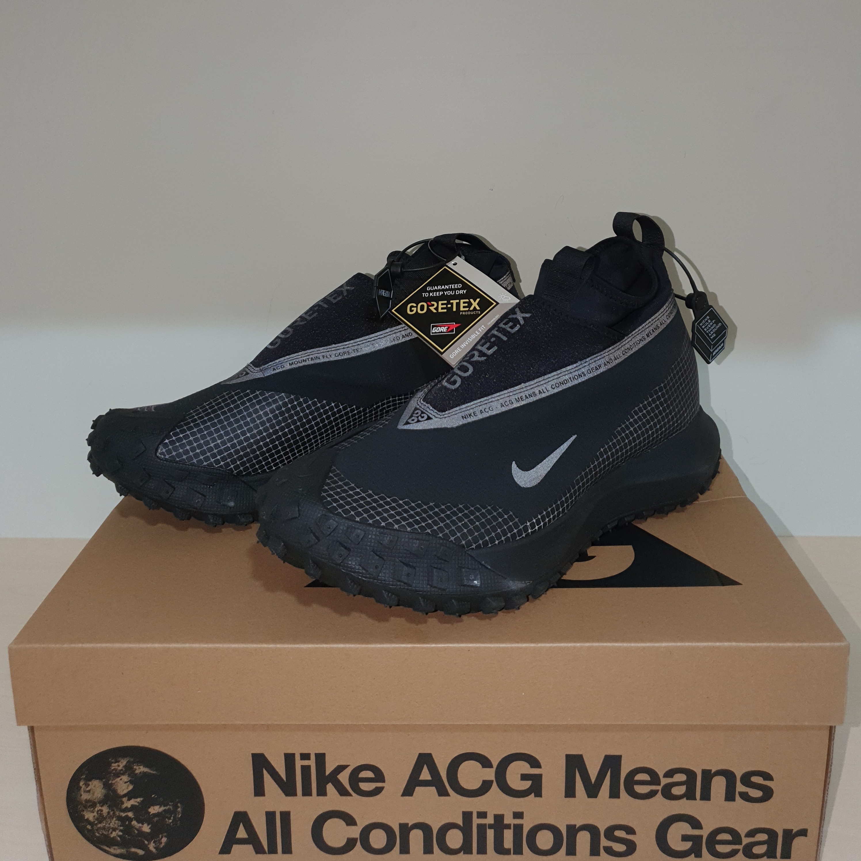 Nike ACG Mountain Fly Gore-Tex Black and Dark Grey 착용 스타일 - 1