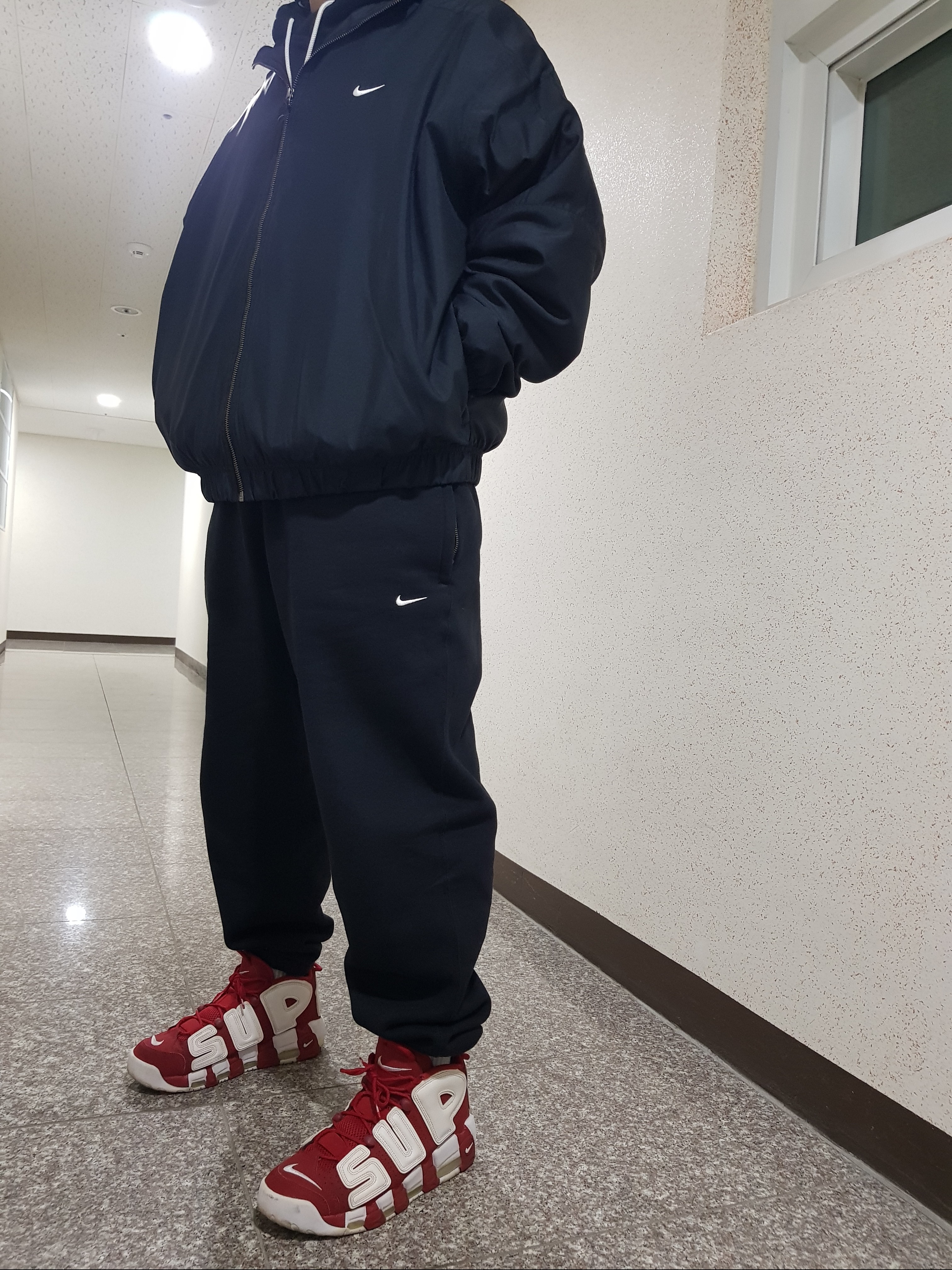 Nike NRG Solo Swoosh Satin Bomber Jacket Black Doll - Asia, Nike NRG Solo Swoosh Fleece Pants Black White - Asia 착용 스타일 - 1
