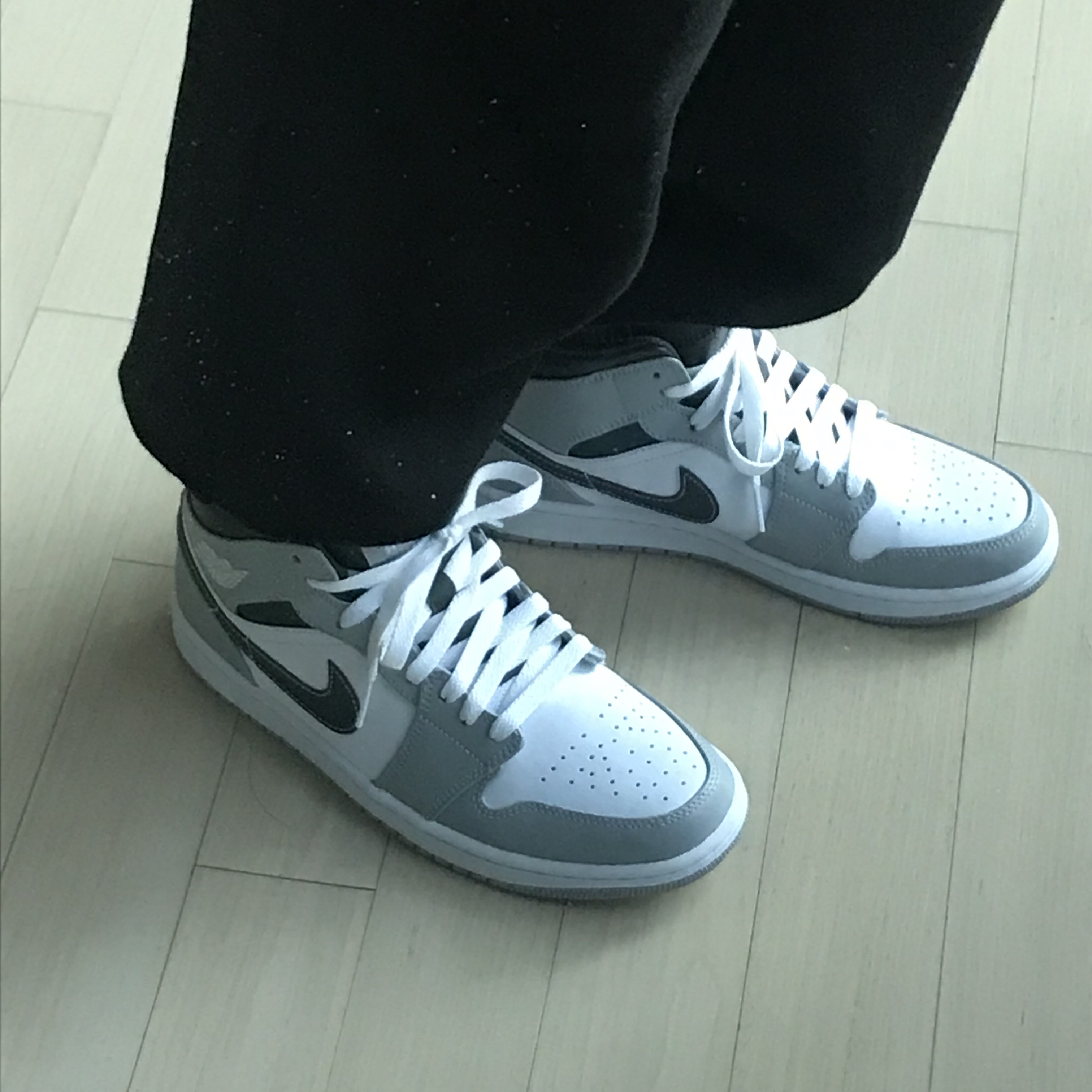 Jordan 1 Mid Light Smoke Grey Anthracite 착용 스타일 - 2