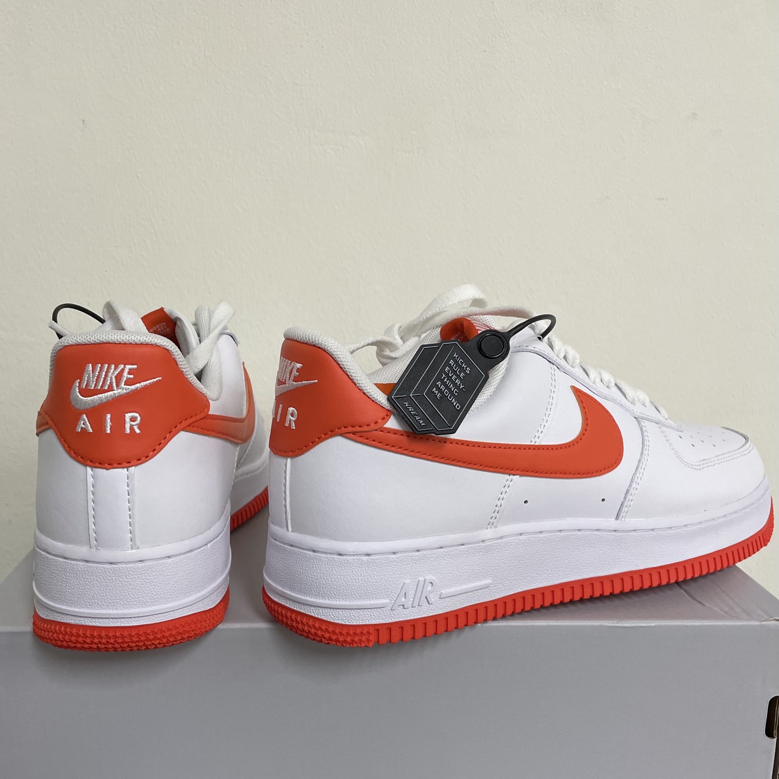 Nike Air Force 1 '07 Low White Team Orange 착용 스타일 - 1