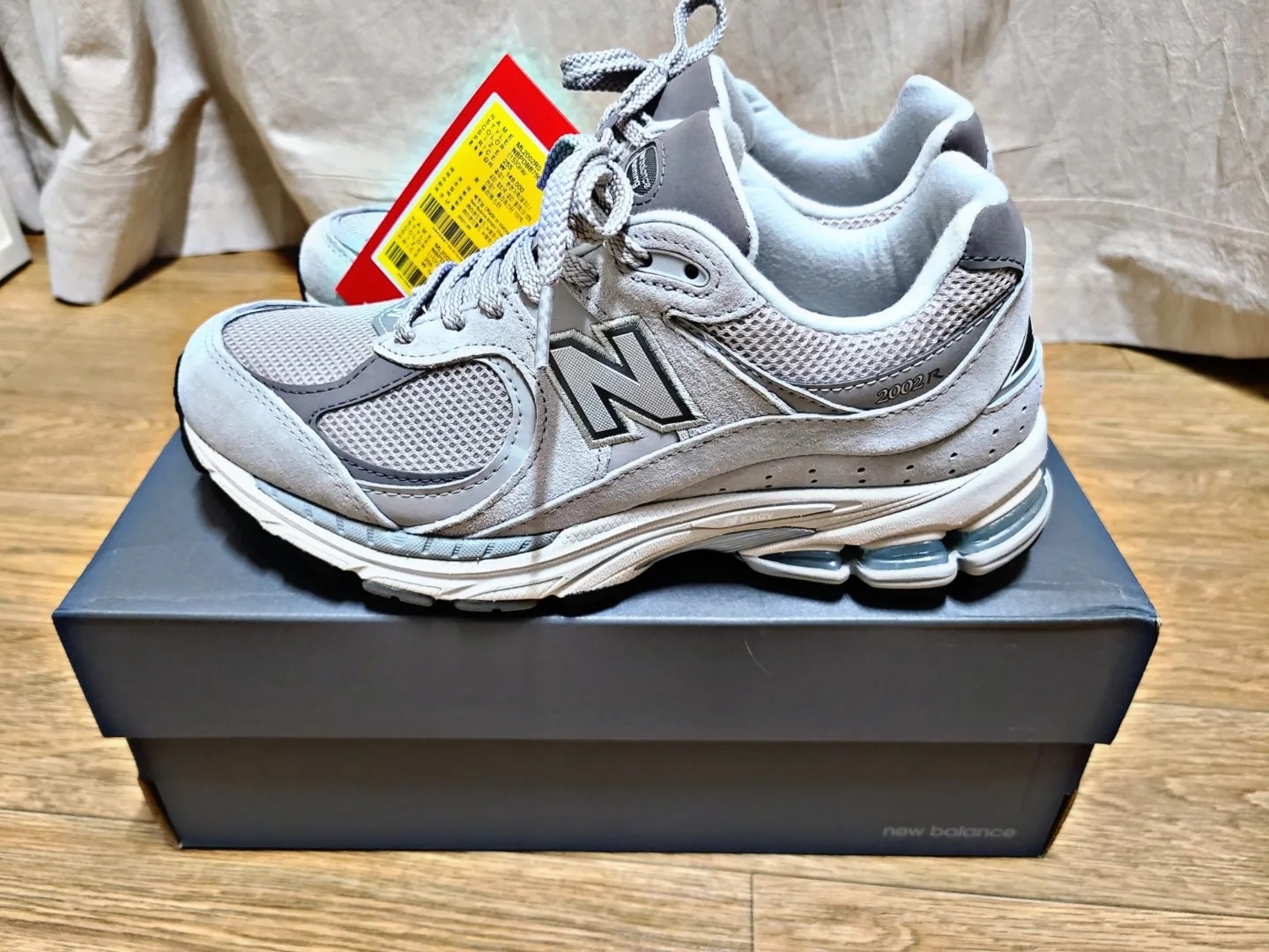 New Balance 2002R T2 Gray 착용 스타일