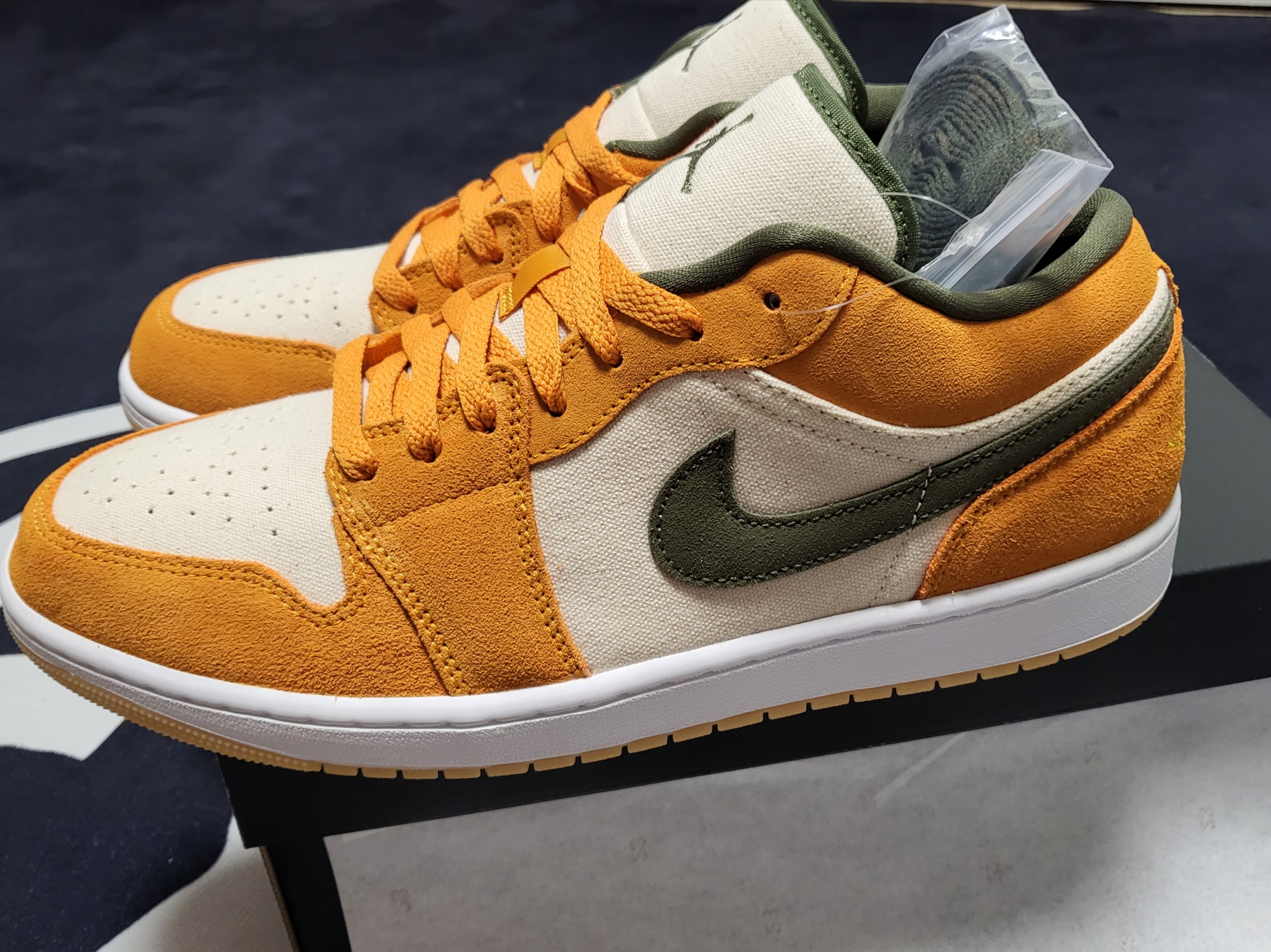 Jordan 1 Low SE Light Curry 착용 스타일 - 2