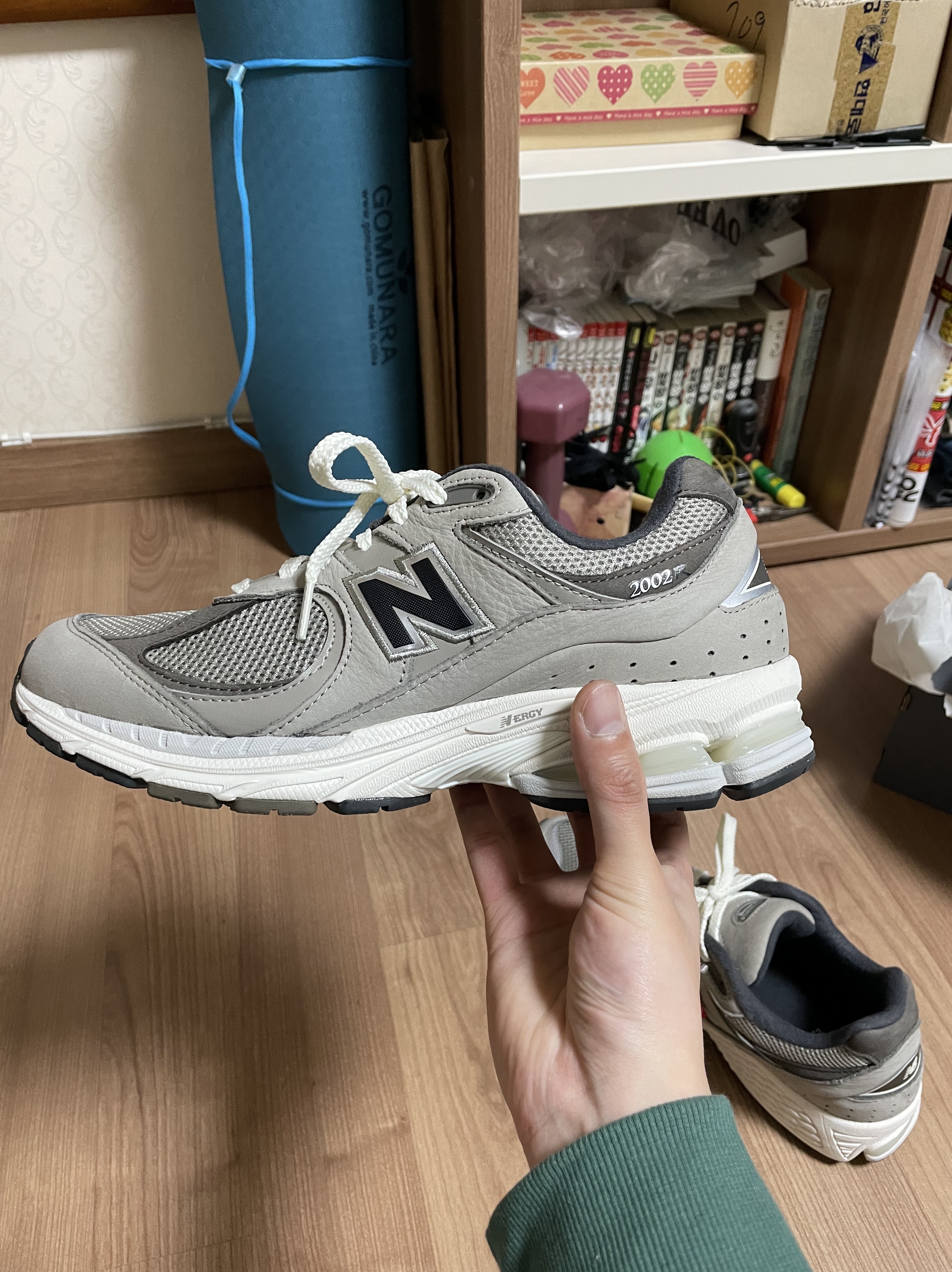 New Balance 2002 Warm Alpaca 착용 스타일 - 1