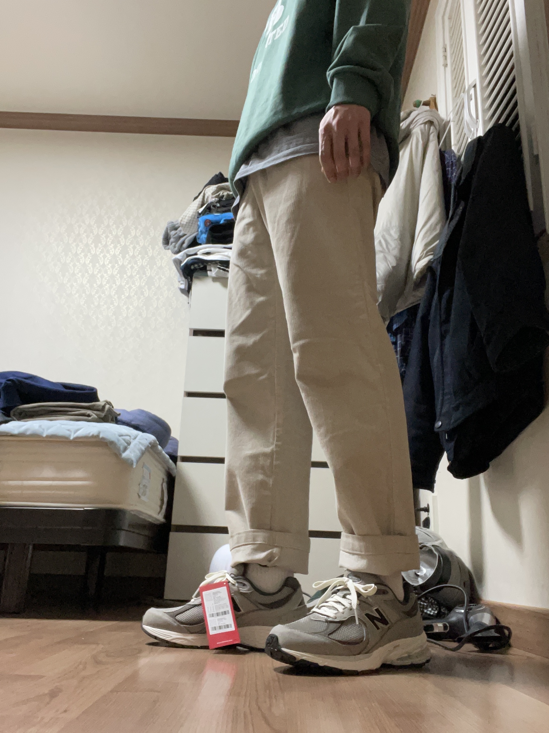 New Balance 2002 Warm Alpaca 착용 스타일 - 4