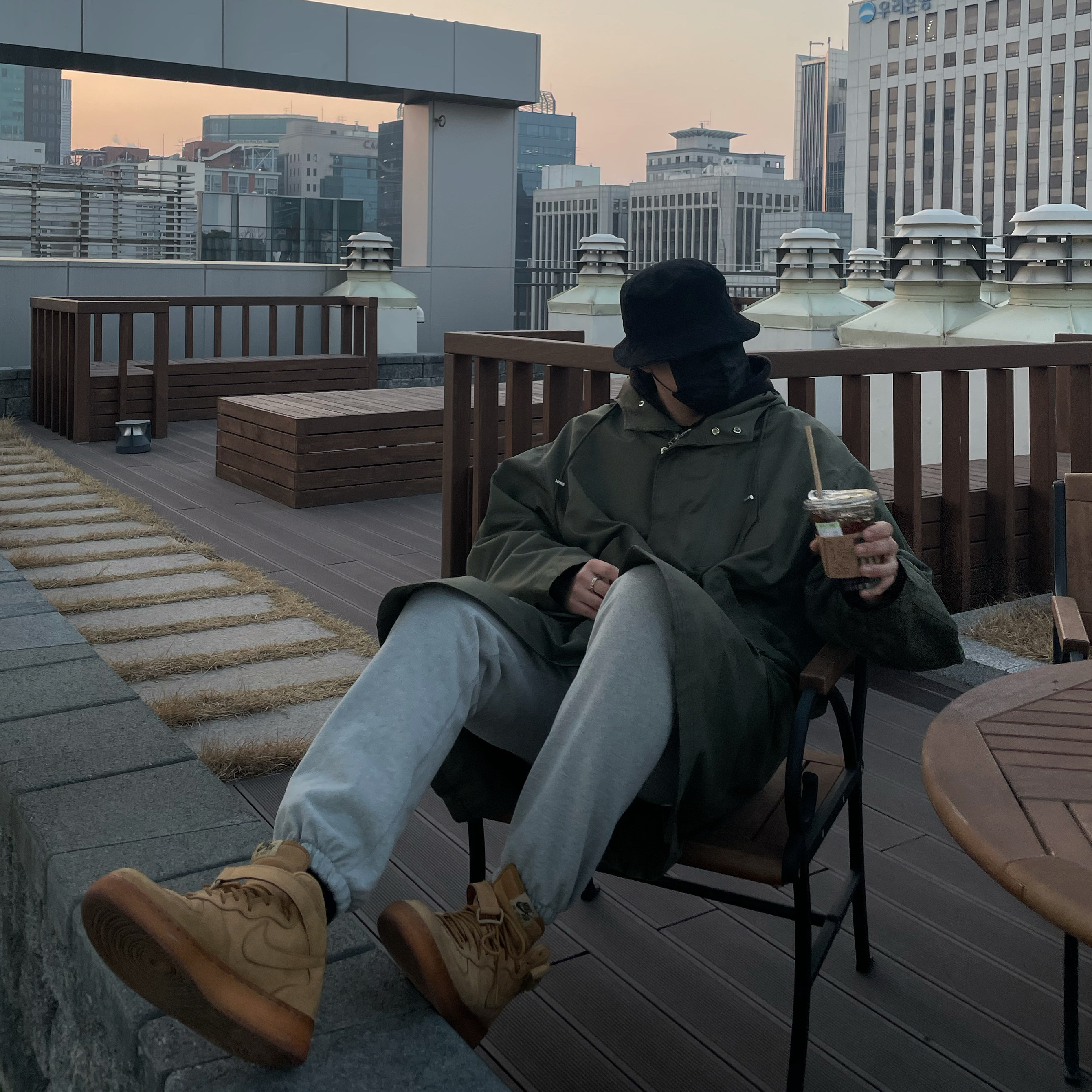 Nike Air Force 1 Mid Flax and Outdoor Green 착용 스타일