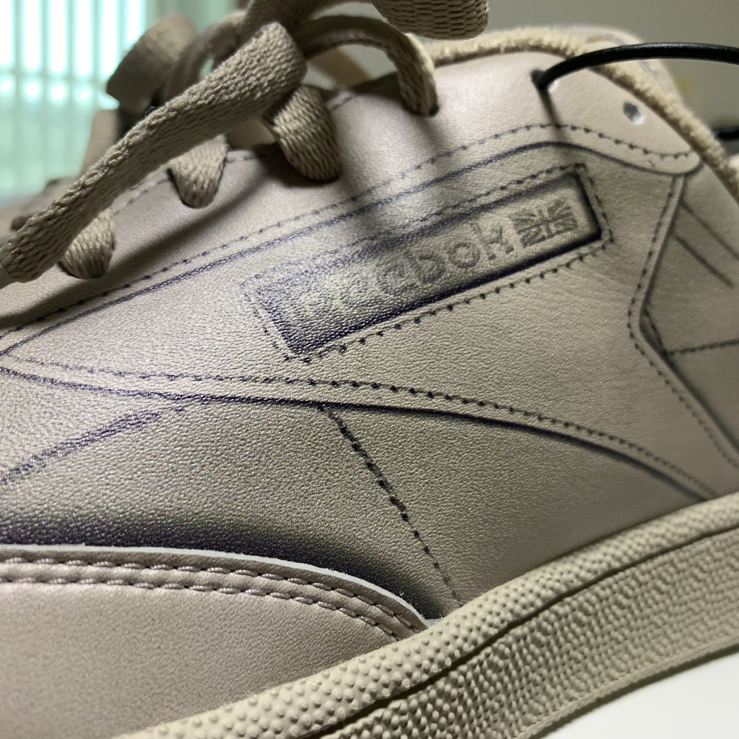Reebok x Maison Margiela Club C TL Beige 착용 스타일 - 3