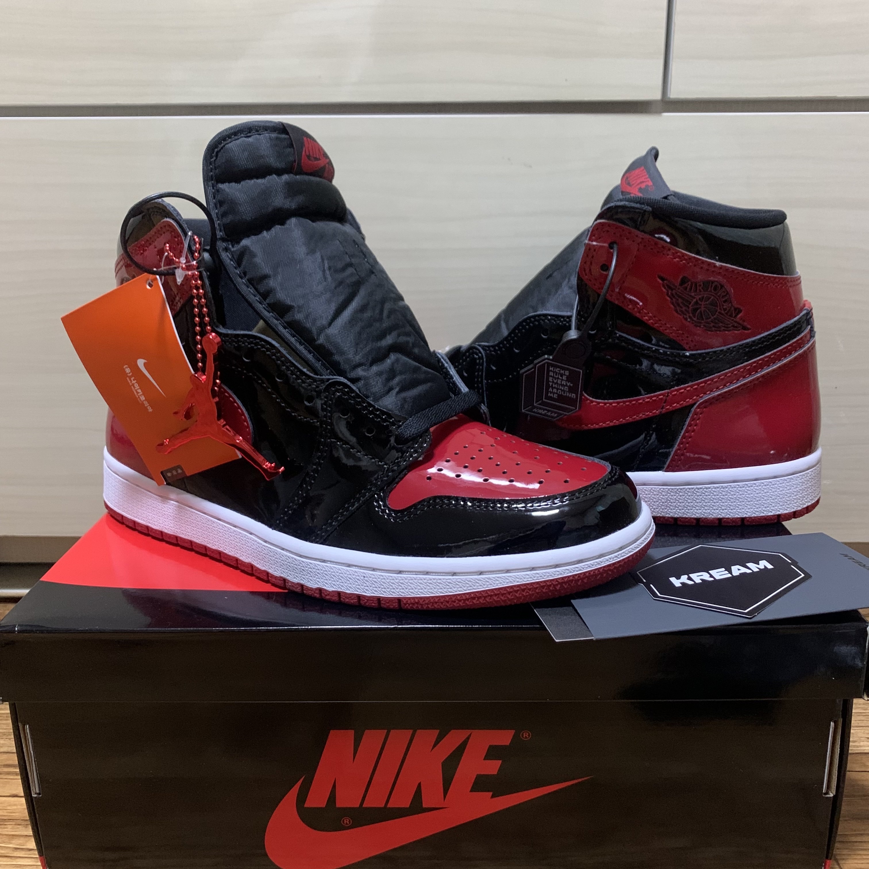 Jordan 1 Retro High OG Patent Bred 착용 스타일 - 1
