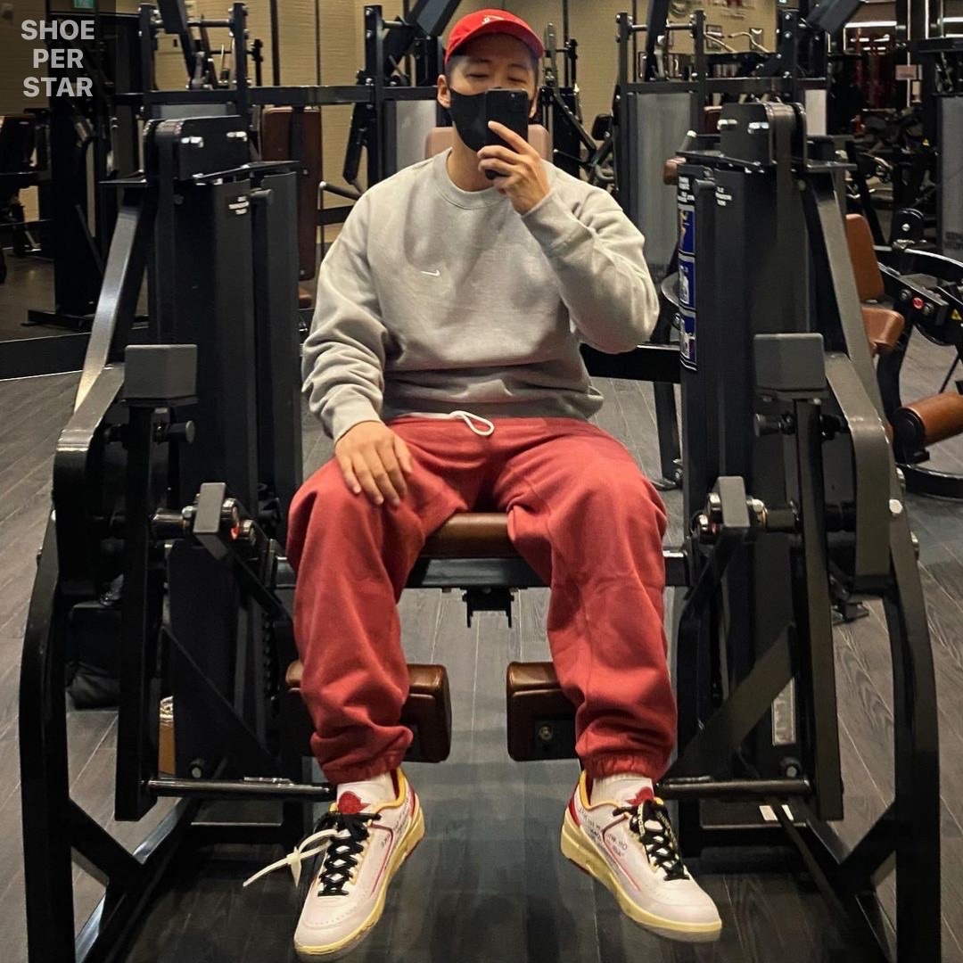 Jordan 2 x Off-White Retro Low SP White and Varsity Red, Jordan 1 x Travis Scott x Fragment Retro High OG SP Military Blue 착용 스타일 - 1
