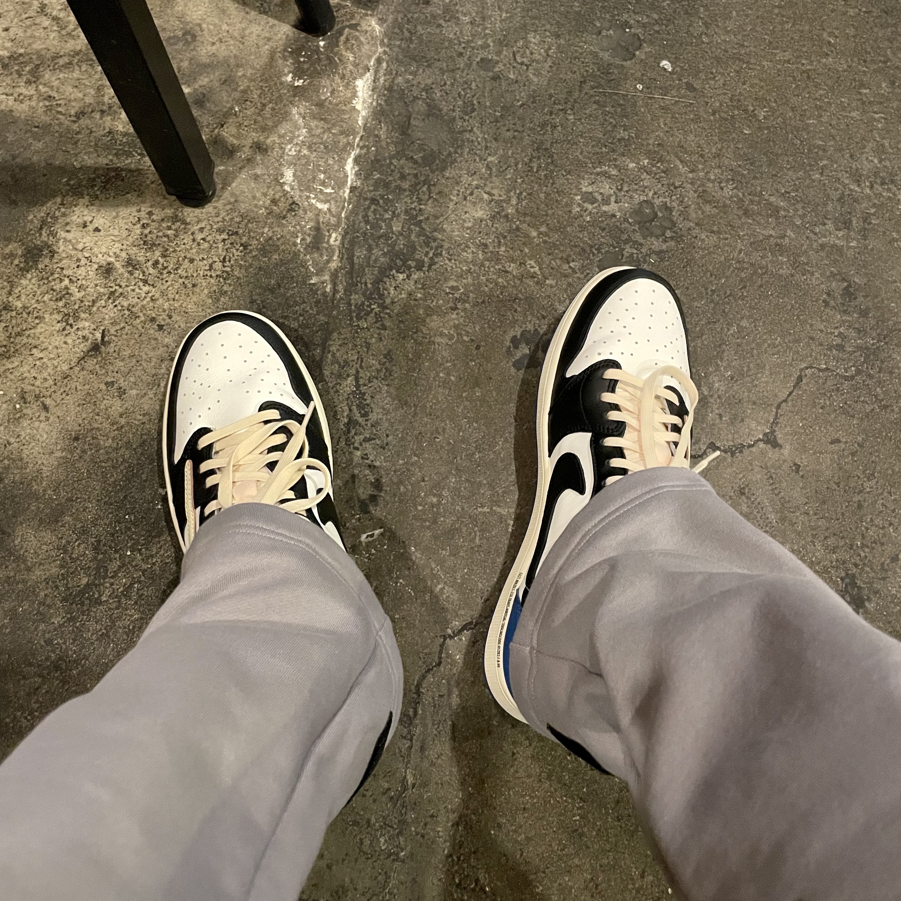 Nike x Fear of God Warm Up Pants Dust, Jordan 1 x Travis Scott x Fragment Retro Low OG SP Military Blue 착용 스타일 - 1