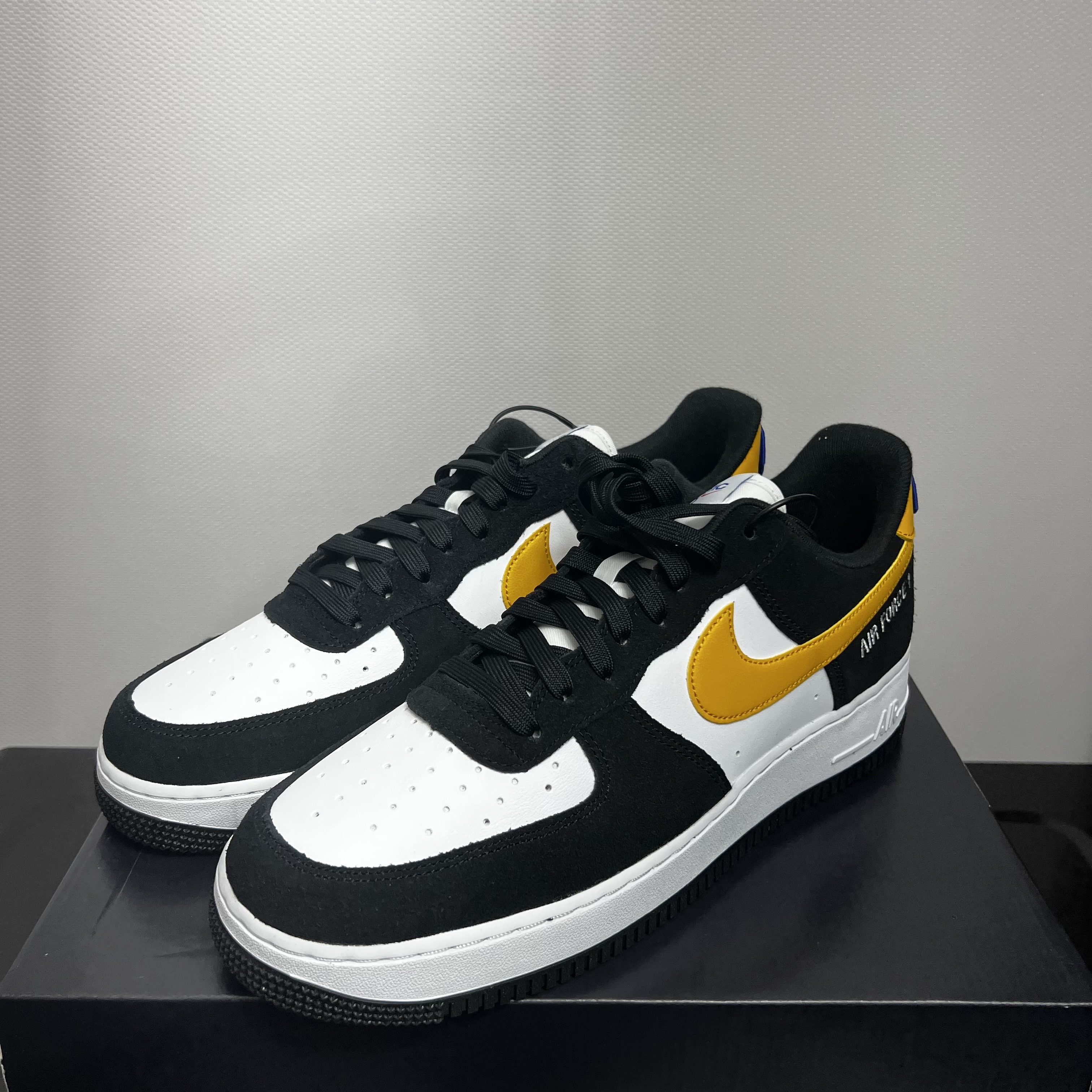 Nike Air Force 1 '07 LV8 Athletic Club Black Dark Sulfur 착용 스타일 - 1