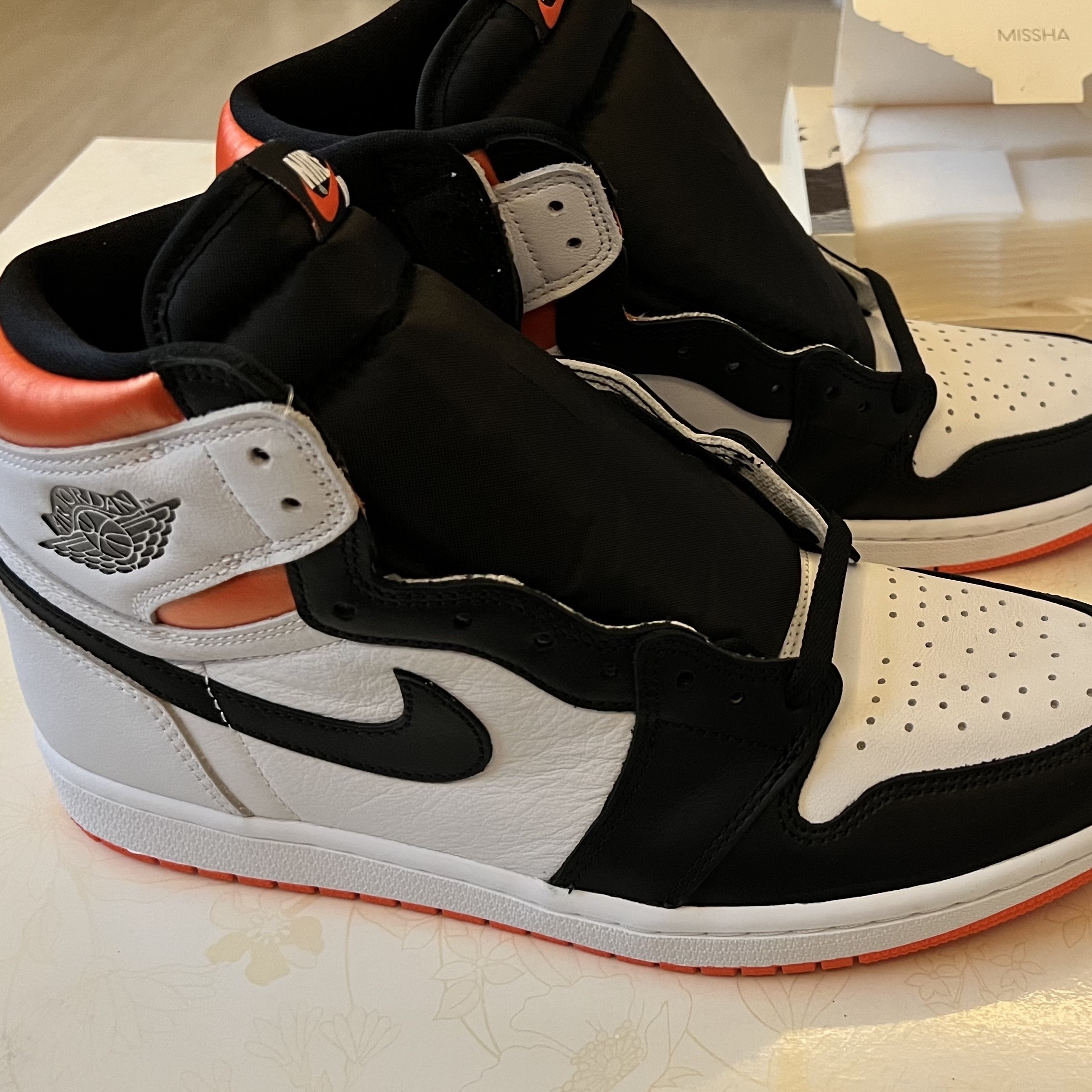 Jordan 1 Retro High OG Electro Orange 착용 스타일 - 2