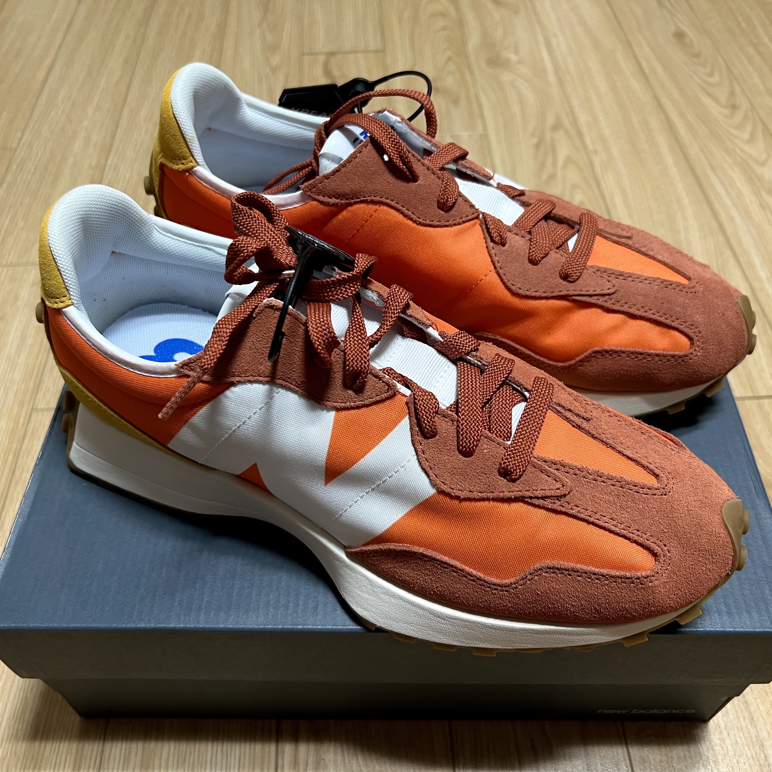 New Balance 327 Orange 착용 스타일