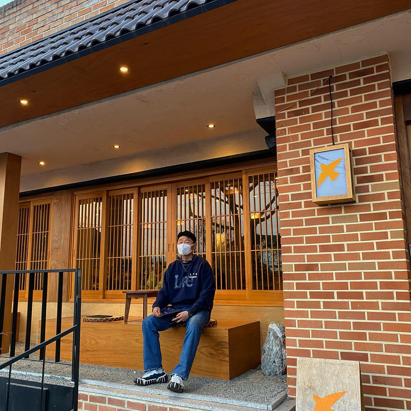 IAB Studio x Lee Pigment Sweatshirt Indigo Navy 착용 스타일 - 1