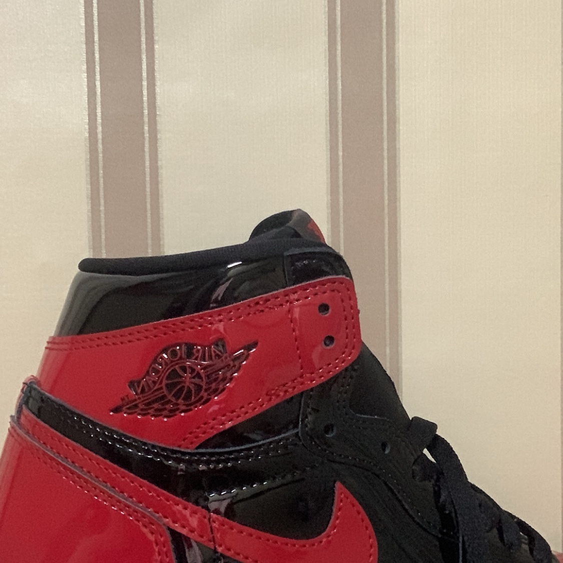 Jordan 1 Retro High OG Patent Bred 착용 스타일 - 3