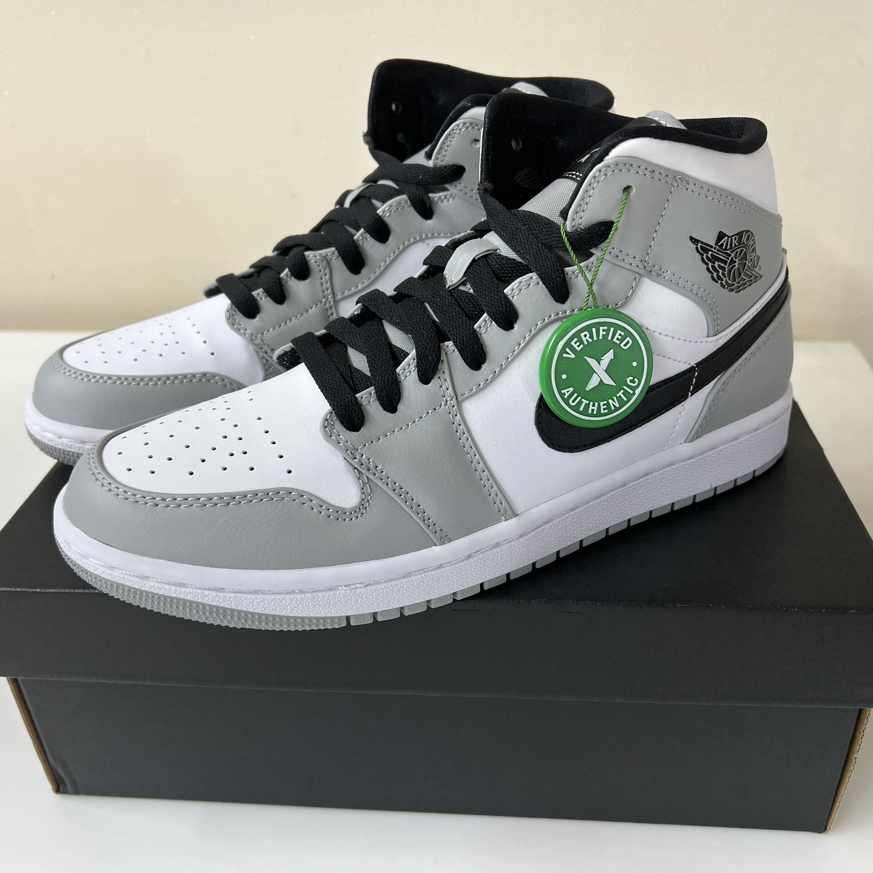 Jordan 1 Mid Light Smoke Grey 착용 스타일 - 3