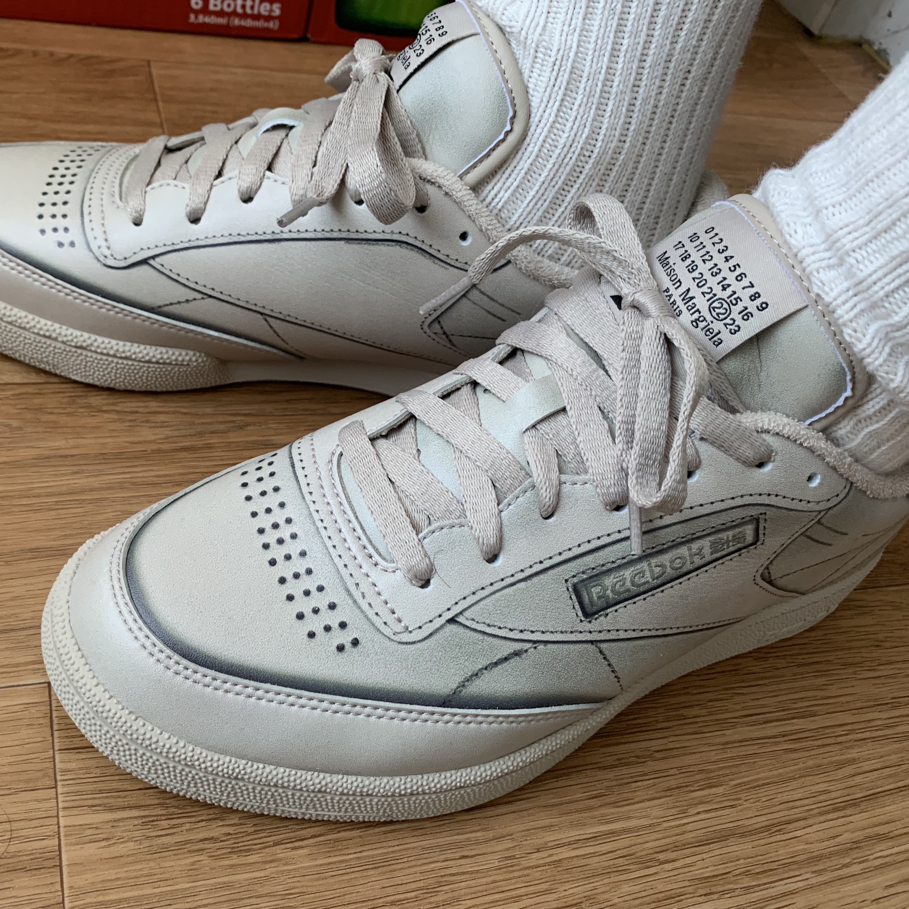 Reebok x Maison Margiela Club C TL Beige 착용 스타일 - 1