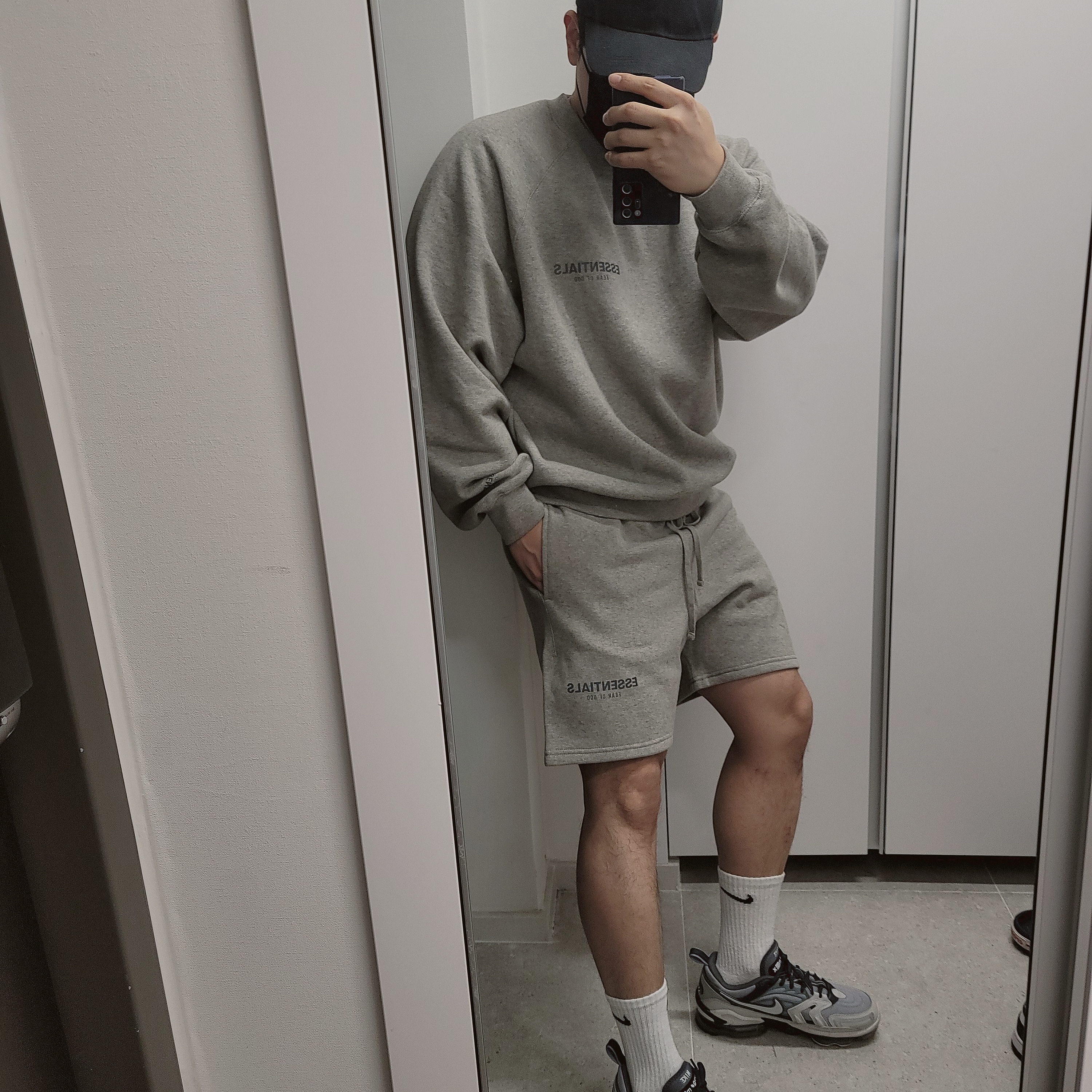 Essentials The Core Collection Pullover Hoodie Heather Oatmeal, Essentials The Core Collection Sweatpants Heather Oatmeal 착용 스타일 - 3