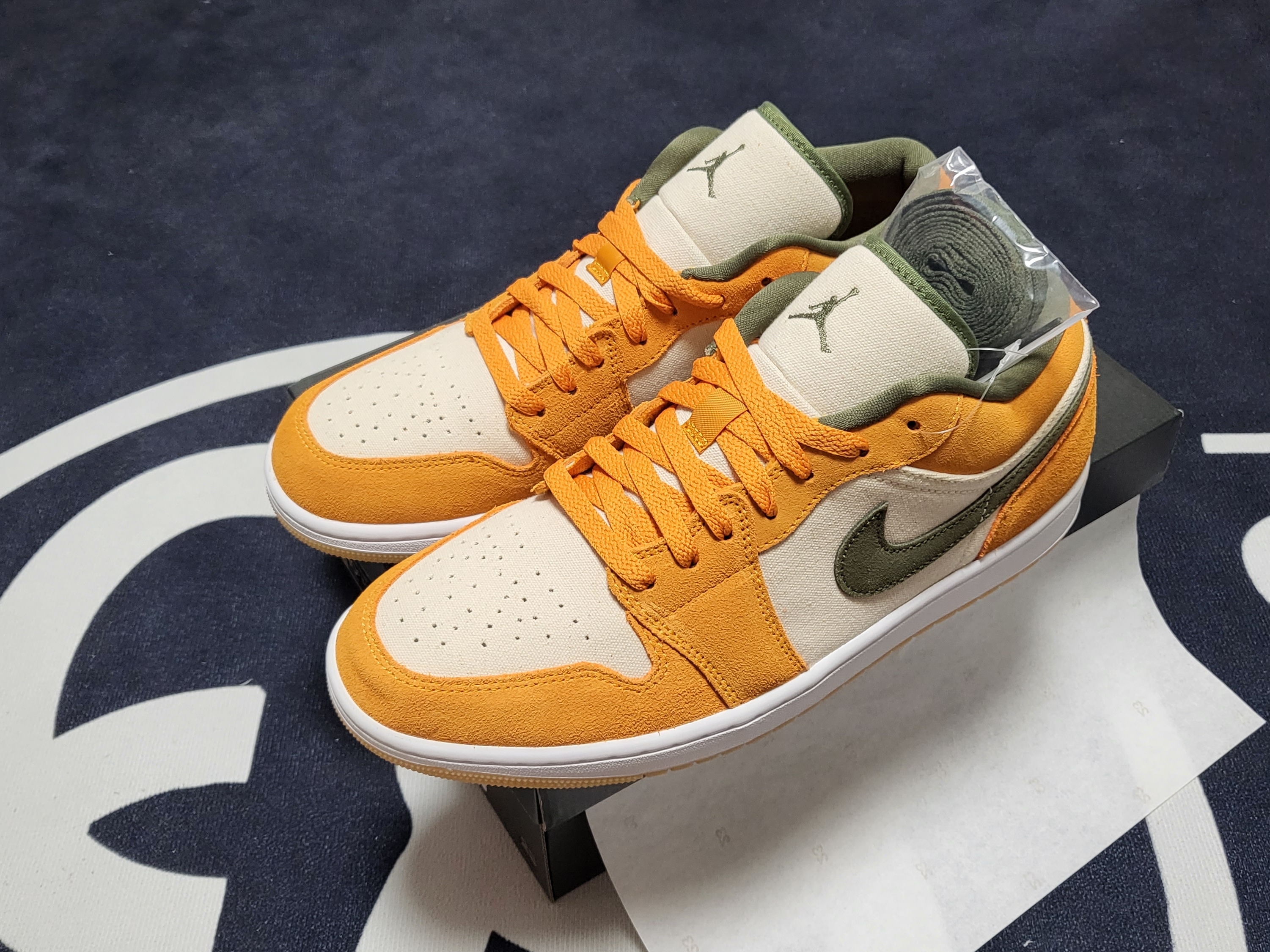 Jordan 1 Low SE Light Curry 착용 스타일 - 1