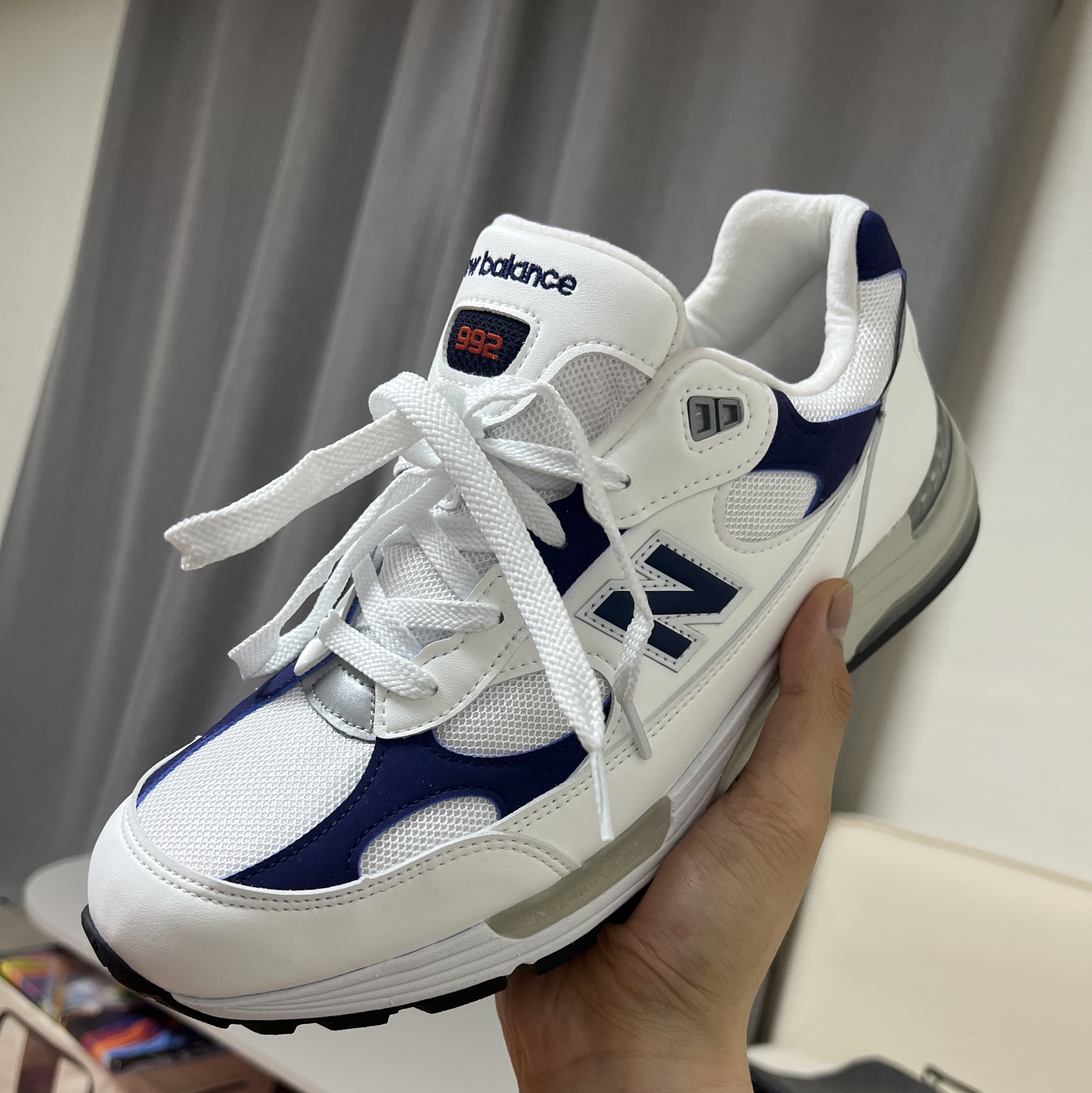 New Balance 992 Made in USA White Navy 착용 스타일