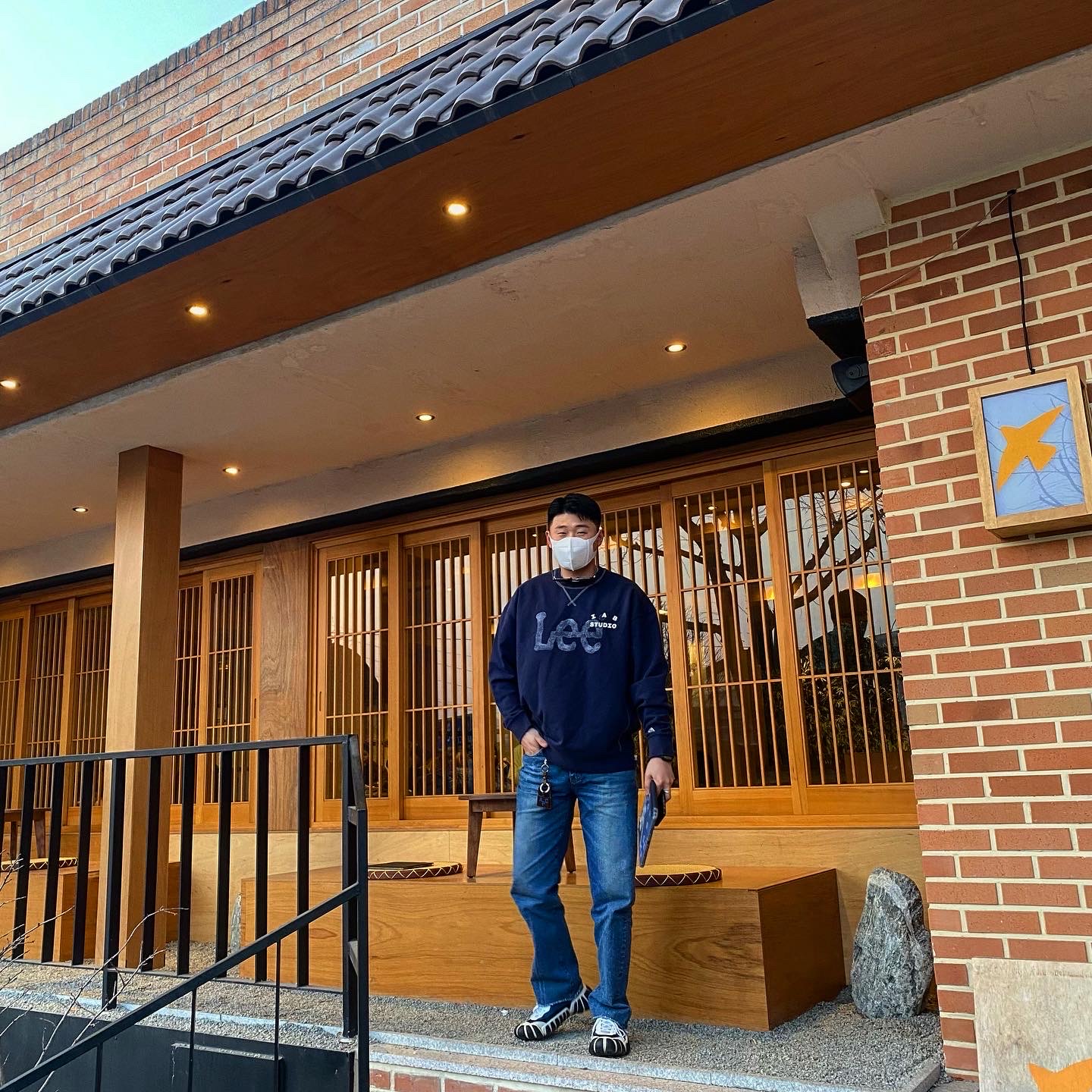 IAB Studio x Lee Pigment Sweatshirt Indigo Navy 착용 스타일 - 3