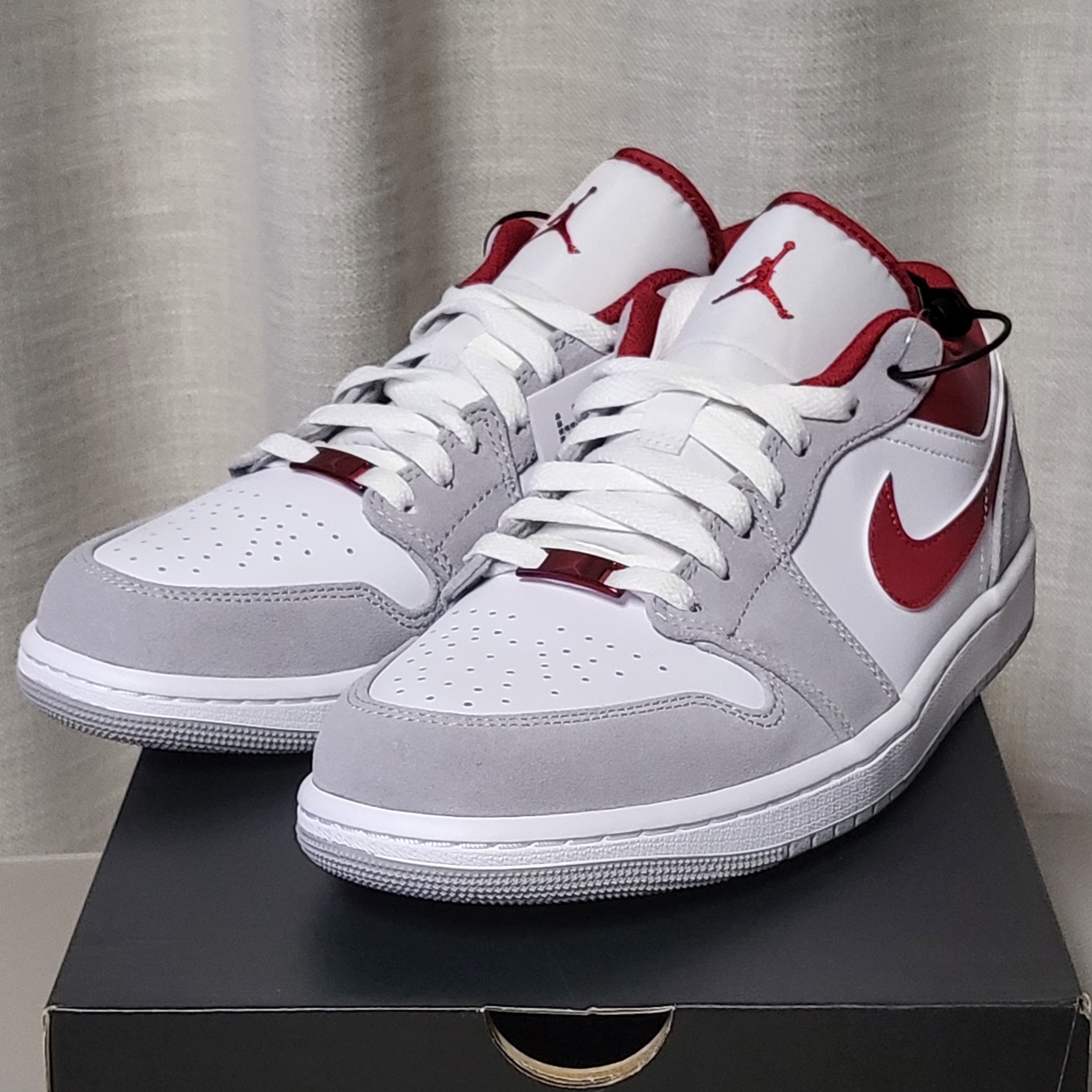 Jordan 1 Low SE Light Smoke Grey Gym Red 착용 스타일