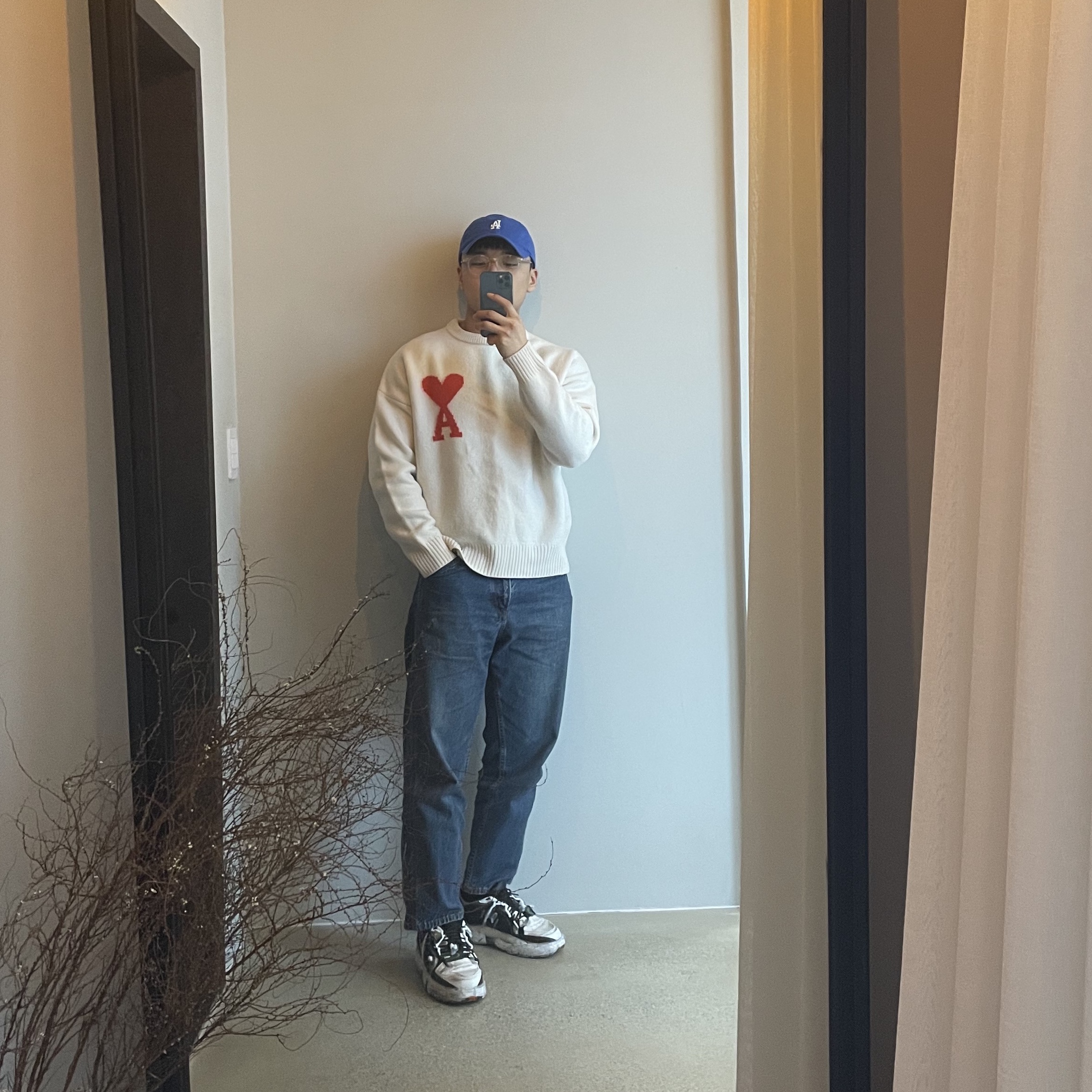 AMI de Coeur Oversize Intarsia Sweater White - 21FW, Maison Margiela Fusion Low Top Sneakers Black White Red 착용 스타일