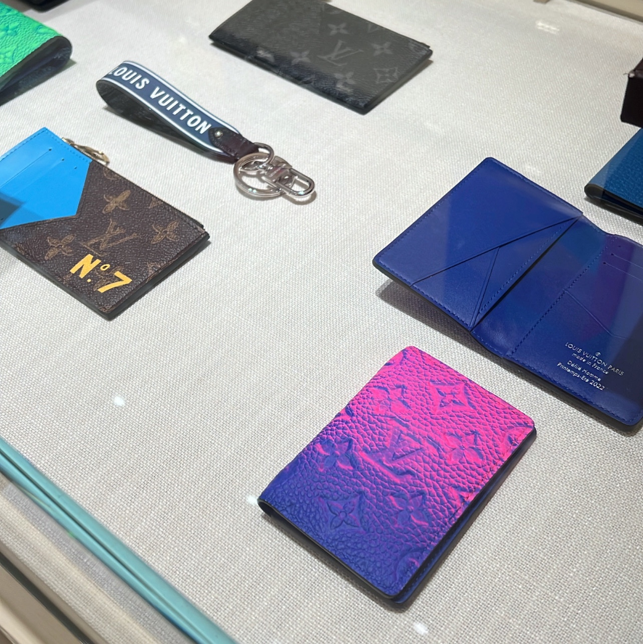 Louis Vuitton Pocket Organizer Taurillon Monogram Bleu Rose, Louis Vuitton Pocket Organizer Monogram Eclipse 착용 스타일 - 2