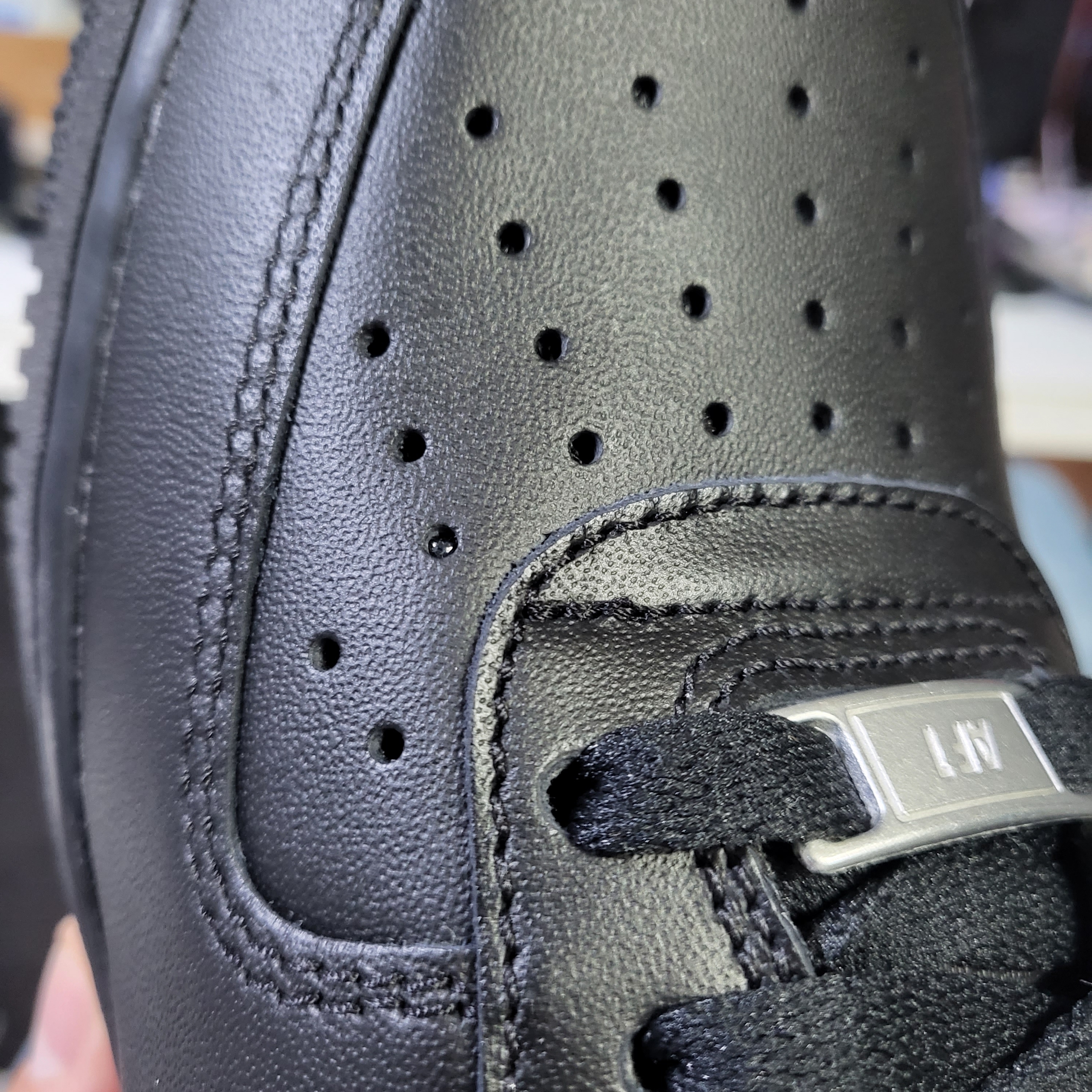 Nike Air Force 1 '07 Low Triple Black 착용 스타일 - 2