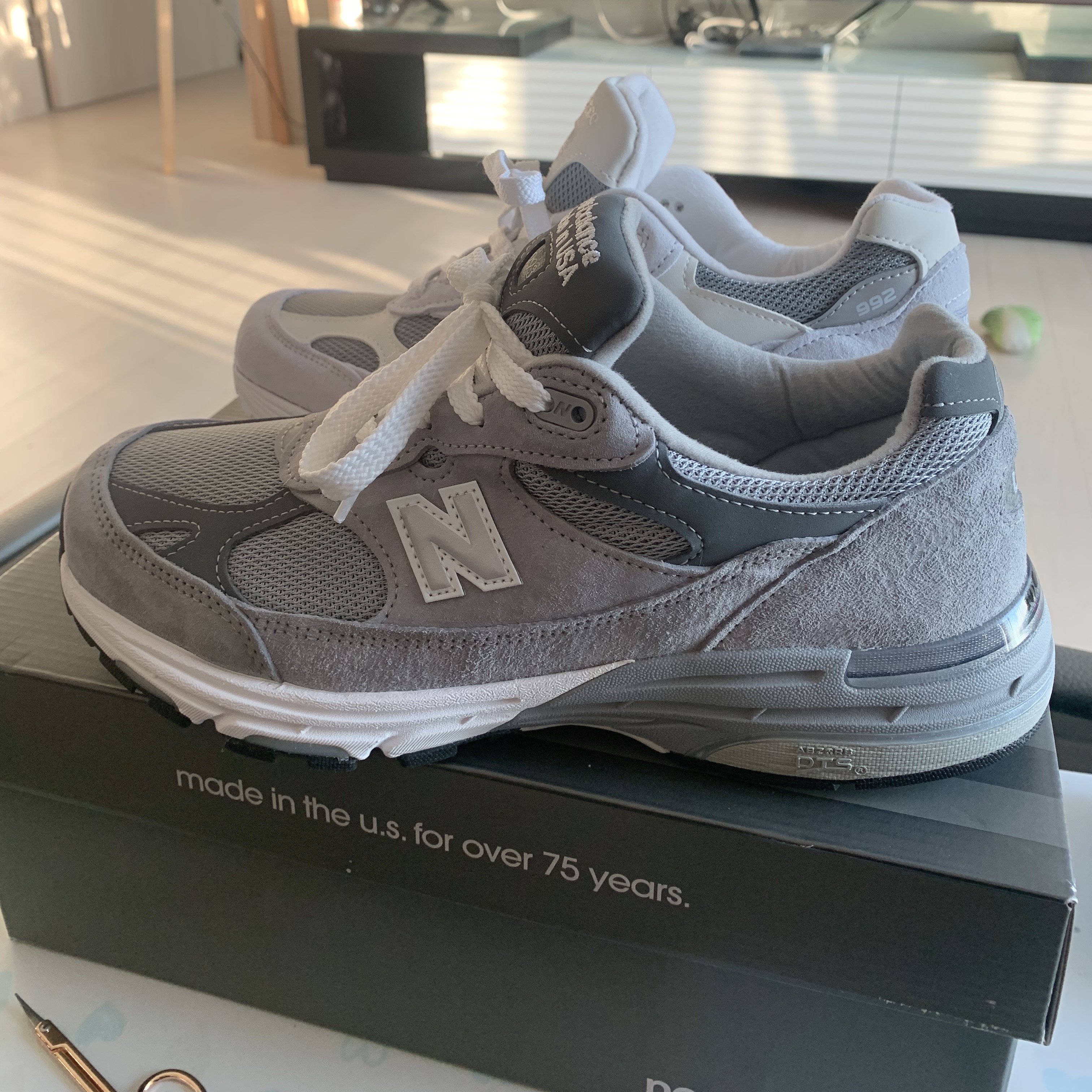 New Balance 992 Made in USA White Silver, (W) New Balance 993 Made in USA Grey - D Wide 착용 스타일 - 2