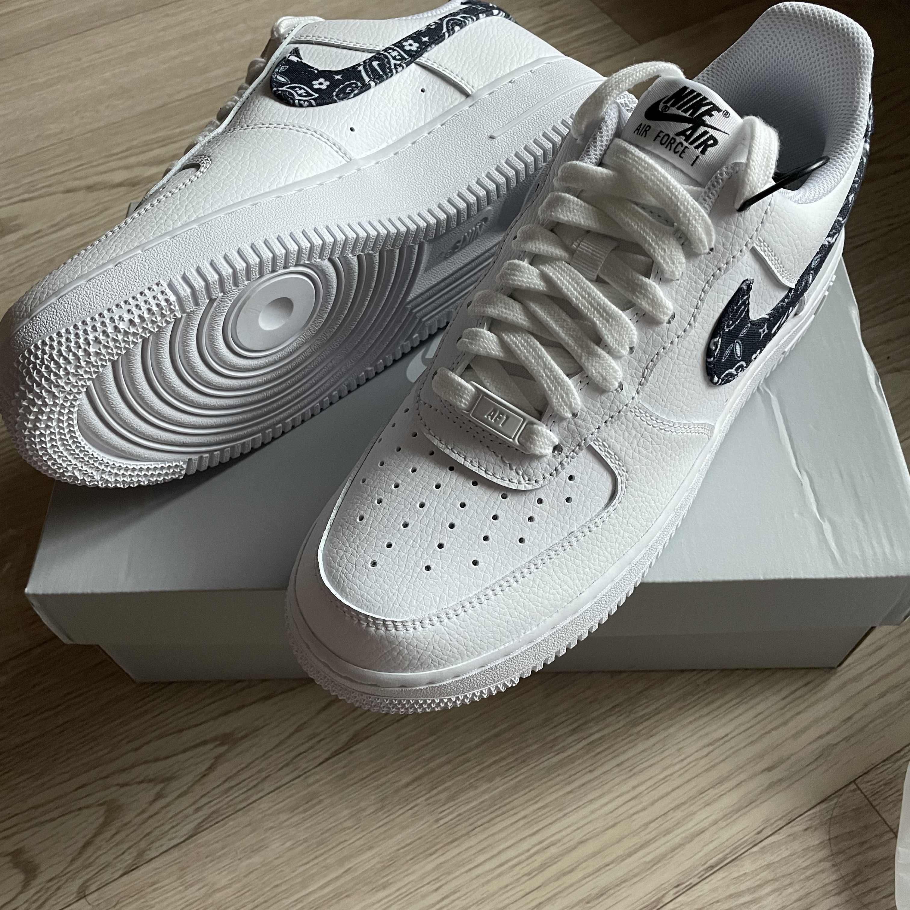 (W) Nike Air Force 1 '07 Essential Paisley Swoosh White Black 착용 스타일 - 2