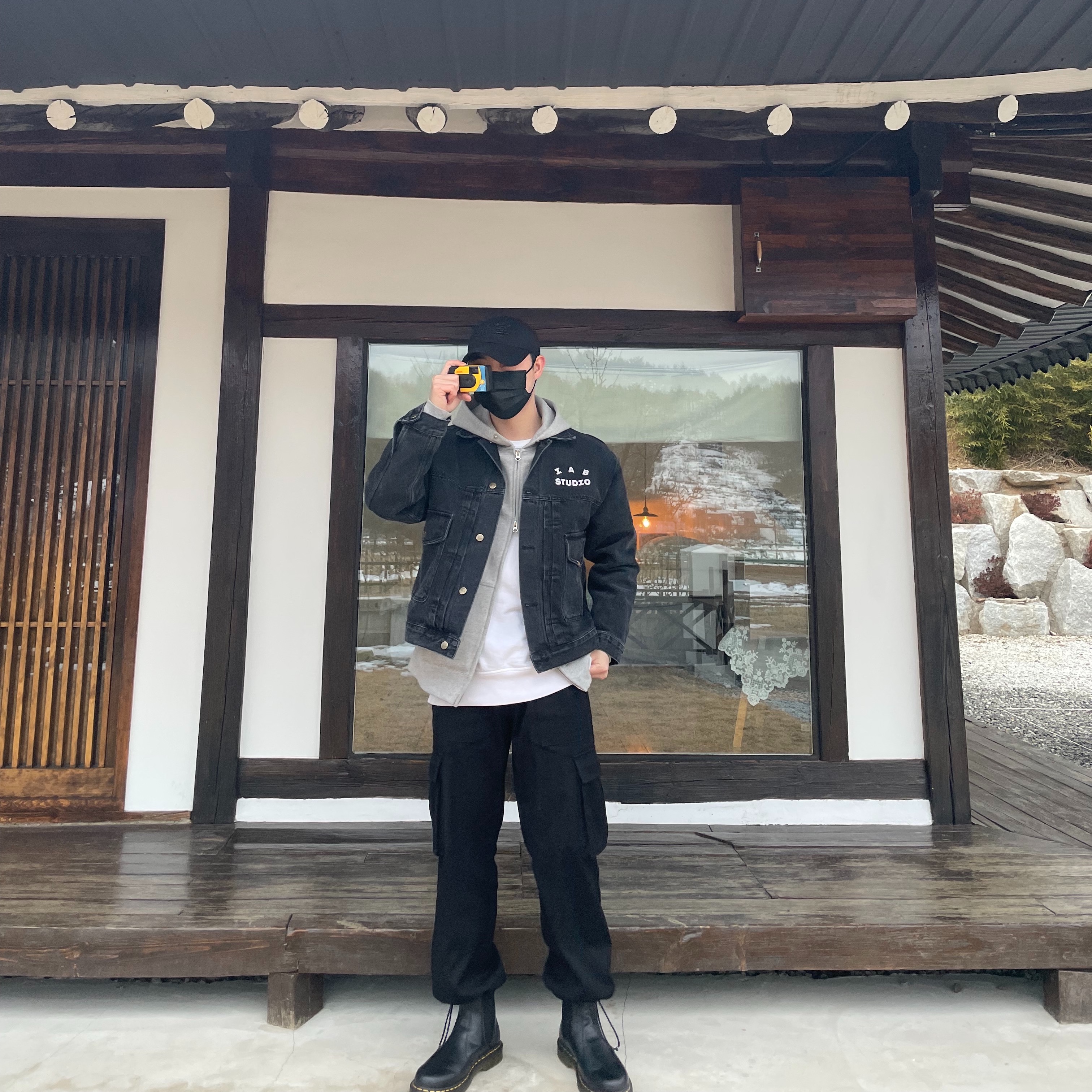IAB Studio x Lee Denim Jacket Black, Stone Island 63020 Crewneck Sweatshirt White - 21FW 착용 스타일