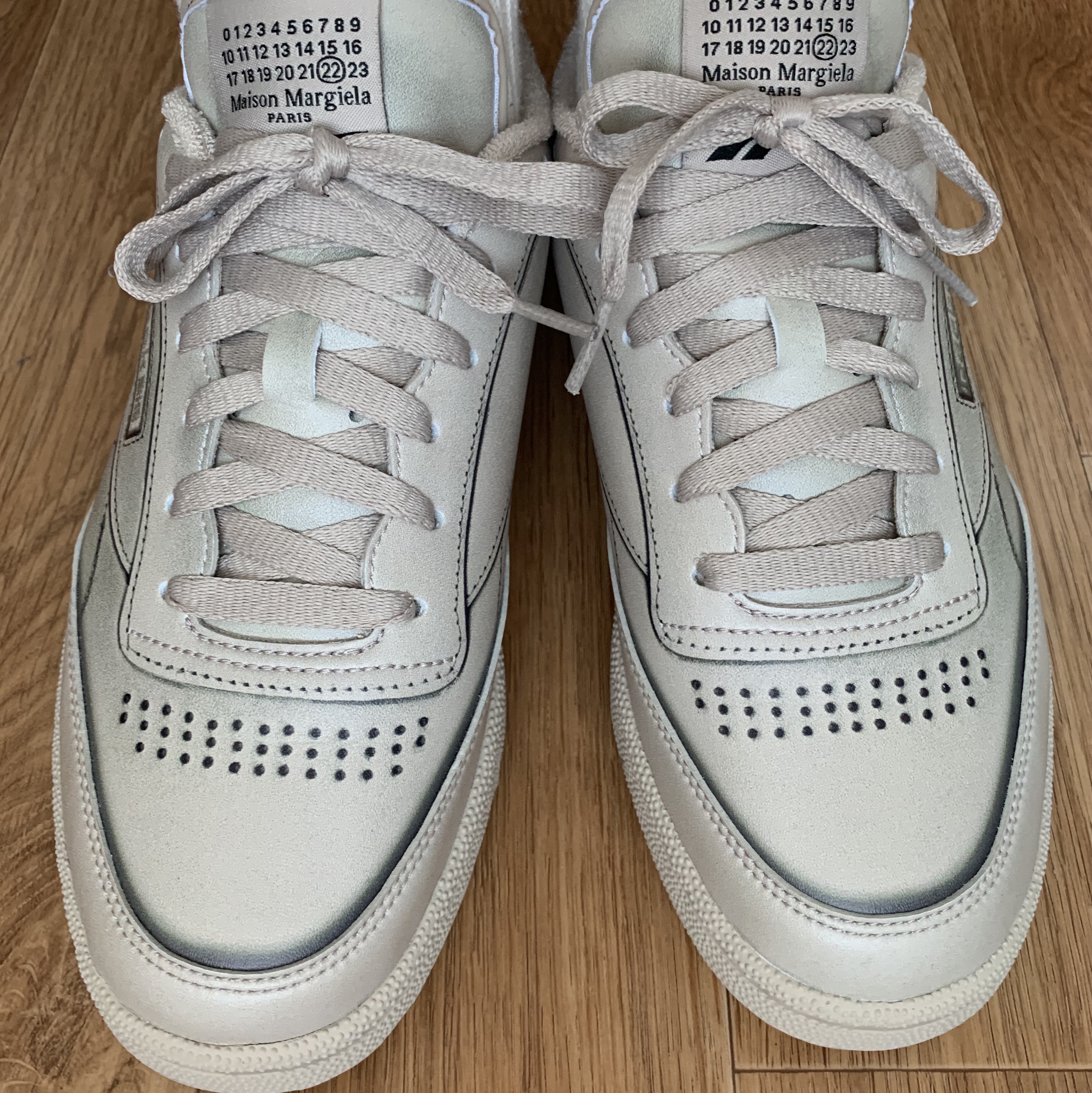 Reebok x Maison Margiela Club C TL Beige 착용 스타일 - 2