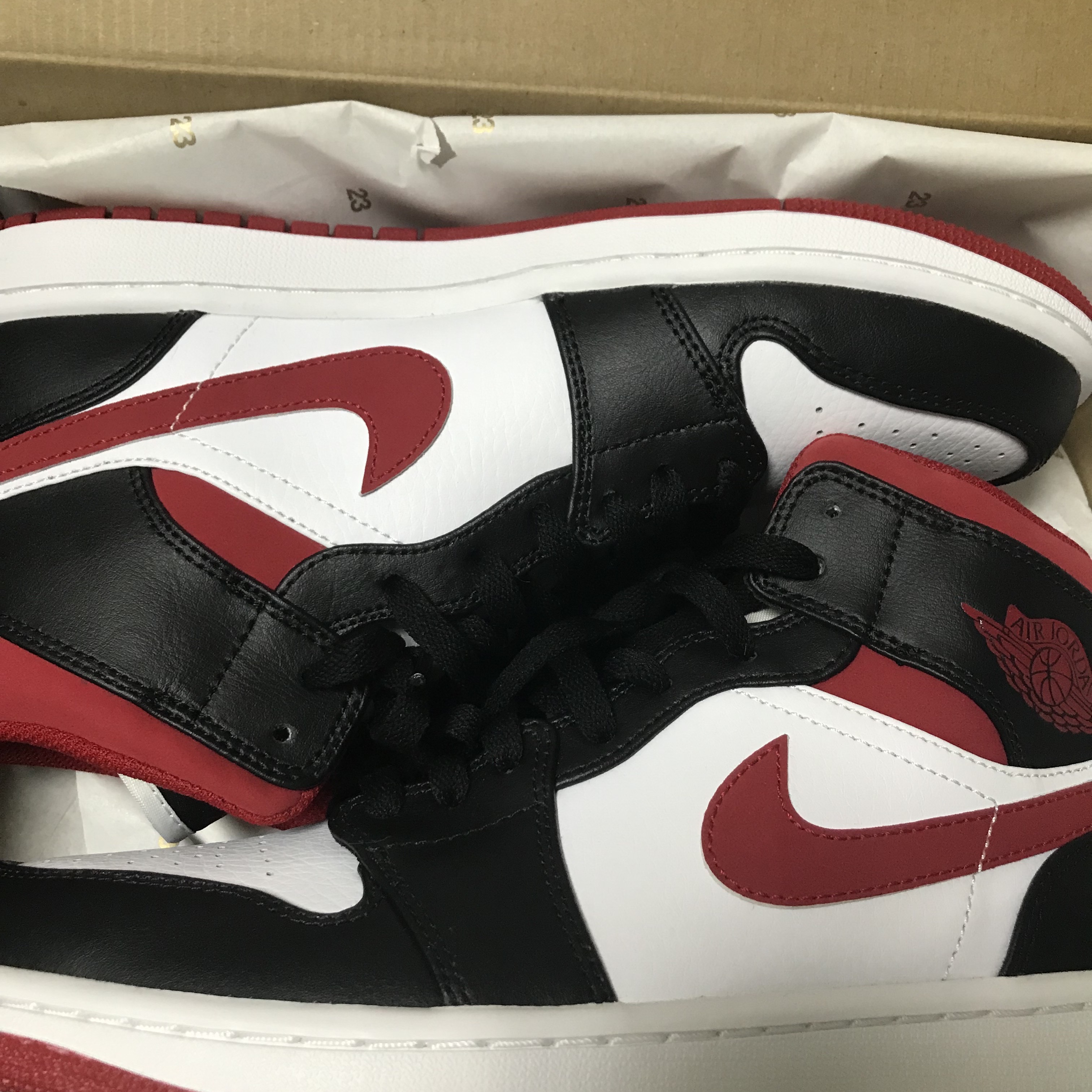 Jordan 1 Mid Gym Red Black White 착용 스타일 - 3