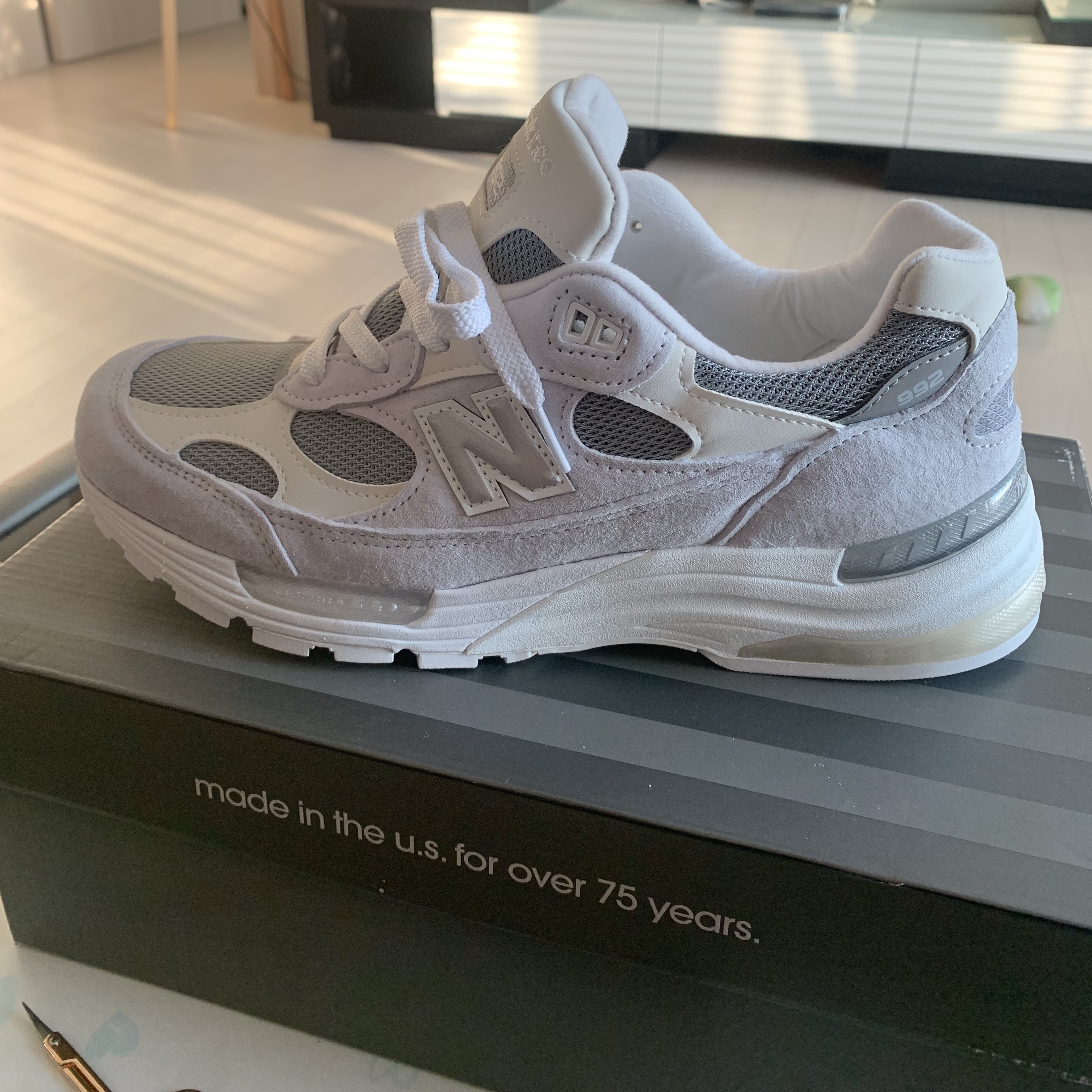 New Balance 992 Made in USA White Silver, (W) New Balance 993 Made in USA Grey - D Wide 착용 스타일 - 3