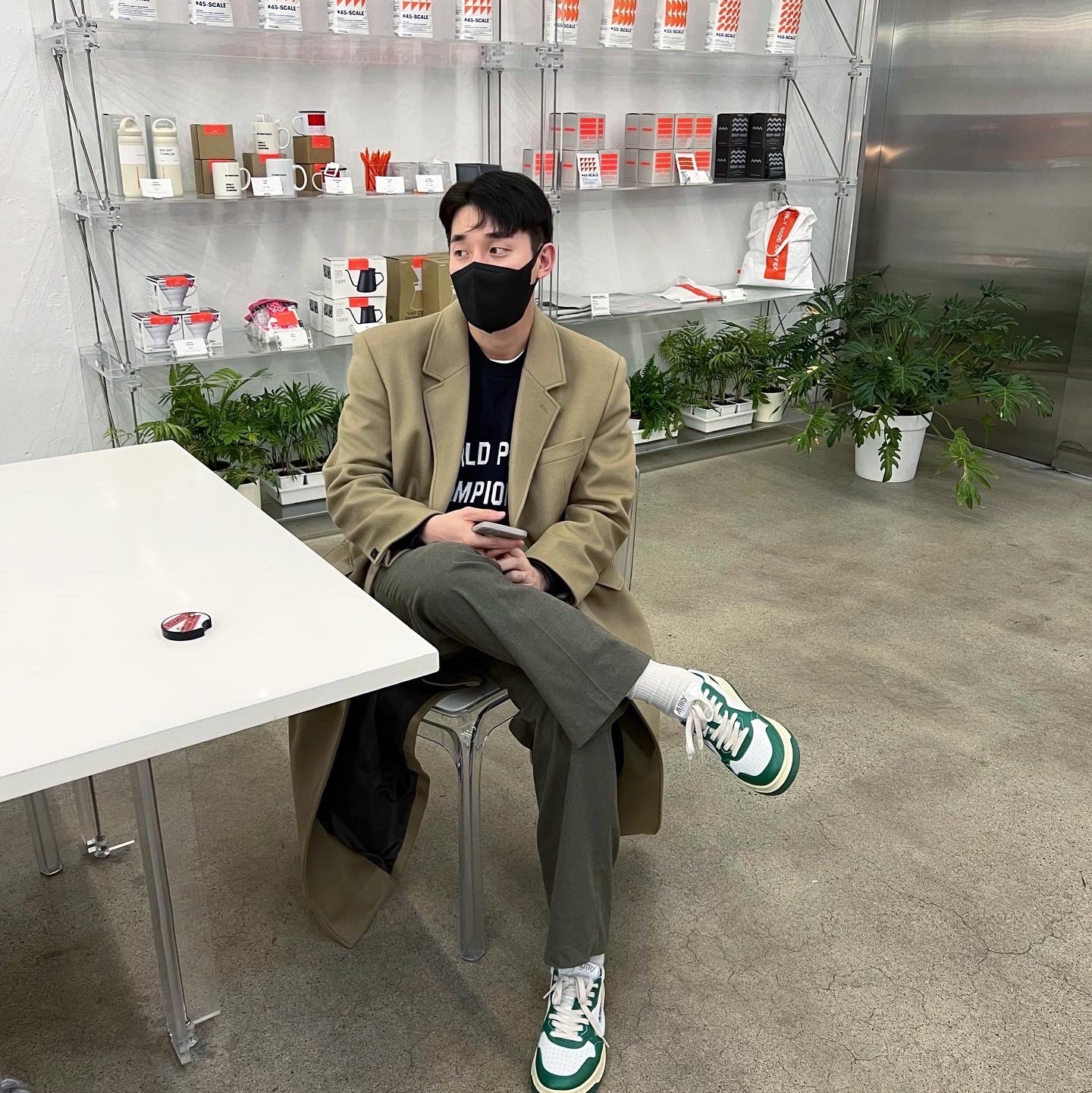 Autry Medalist Low Leather Sneakers Green White 착용 스타일 - 1