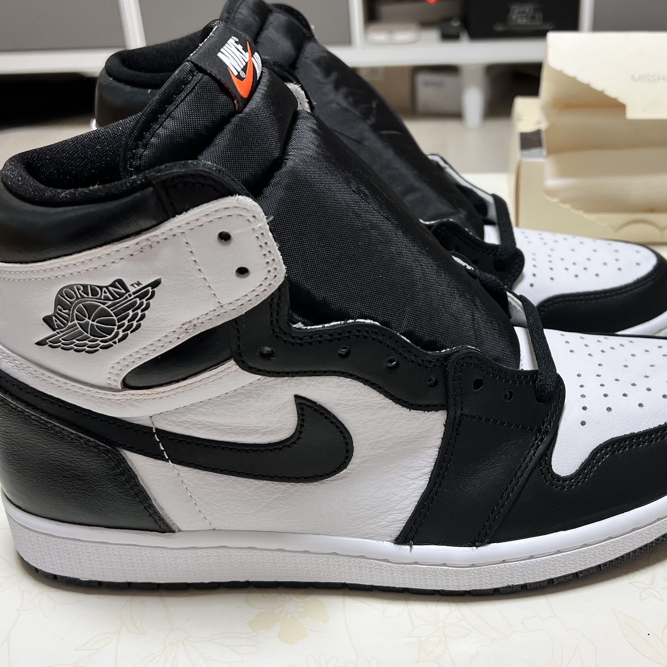 Jordan 1 Retro High OG Electro Orange 착용 스타일 - 4