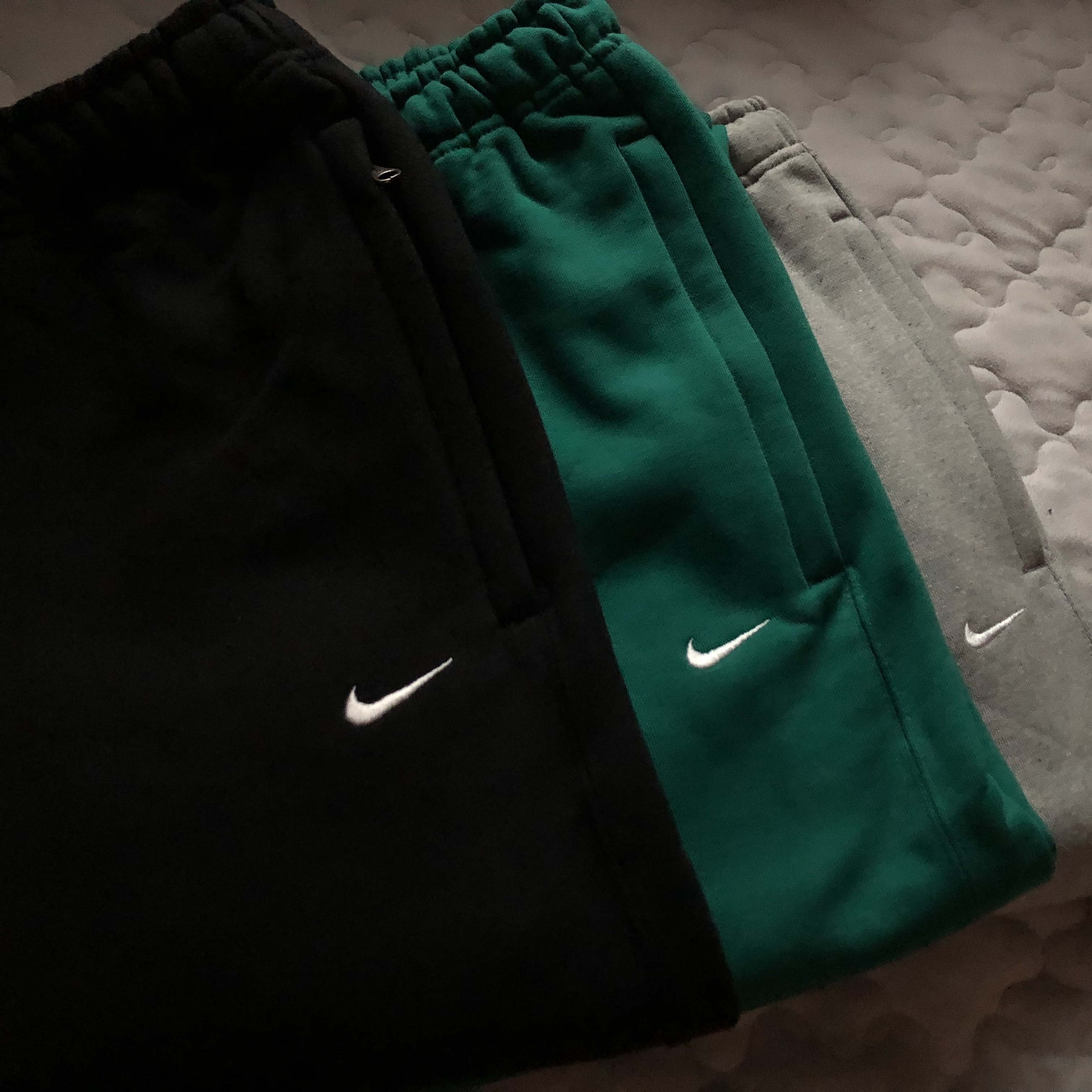 Nike NRG Solo Swoosh Fleece Pants Black White - Asia, Nike NRG Solo Swoosh Fleece Pants Dark Grey Heather - Asia 착용 스타일
