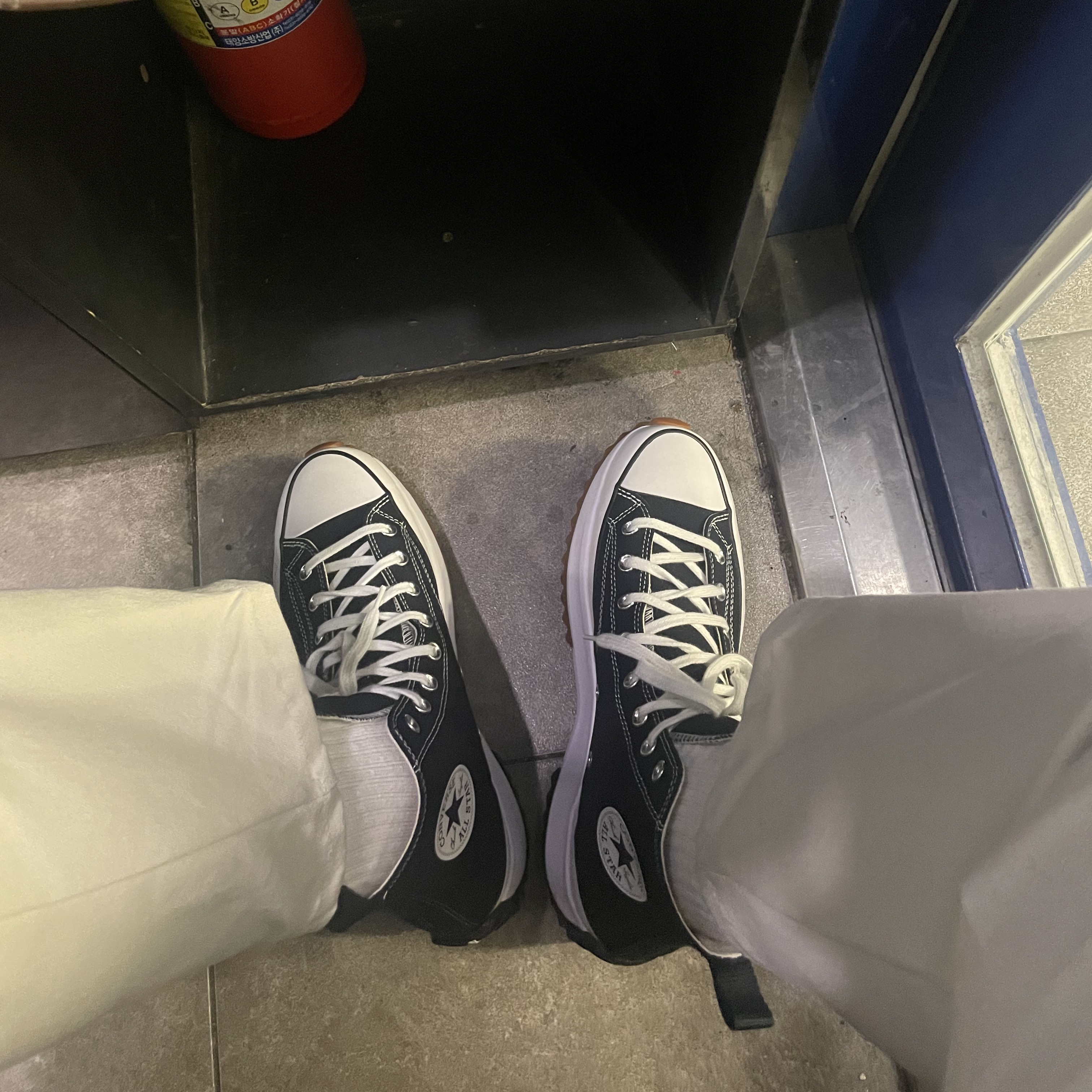 Converse Run Star Hike Hi Black White Gum 착용 스타일