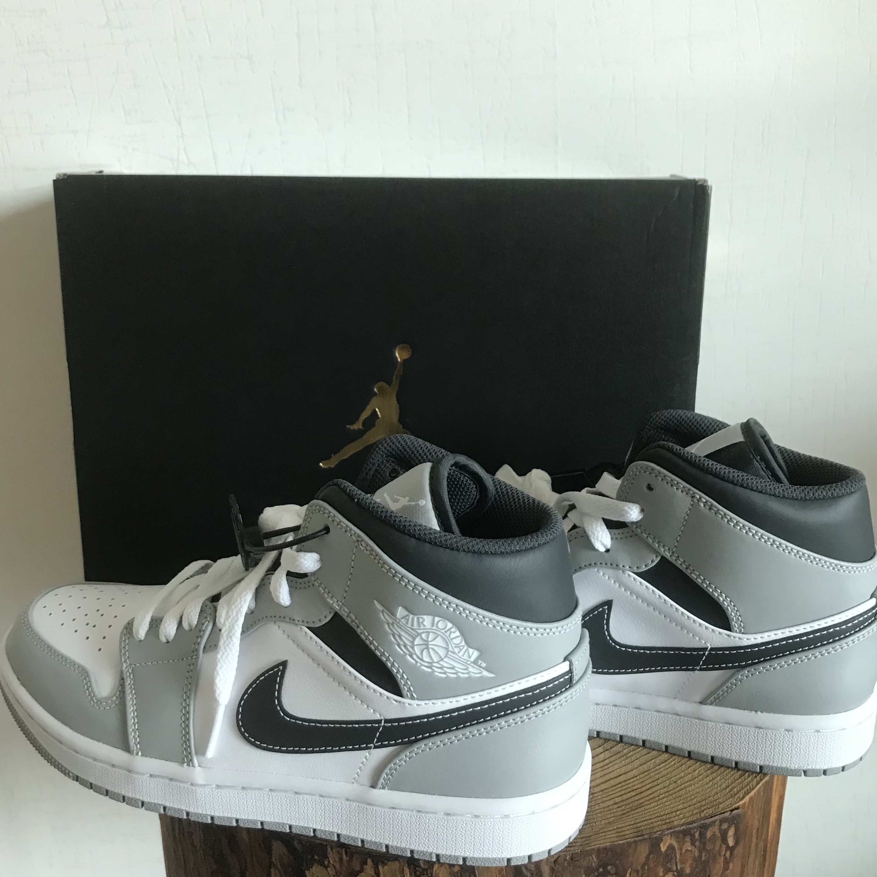 Jordan 1 Mid Light Smoke Grey Anthracite 착용 스타일 - 1