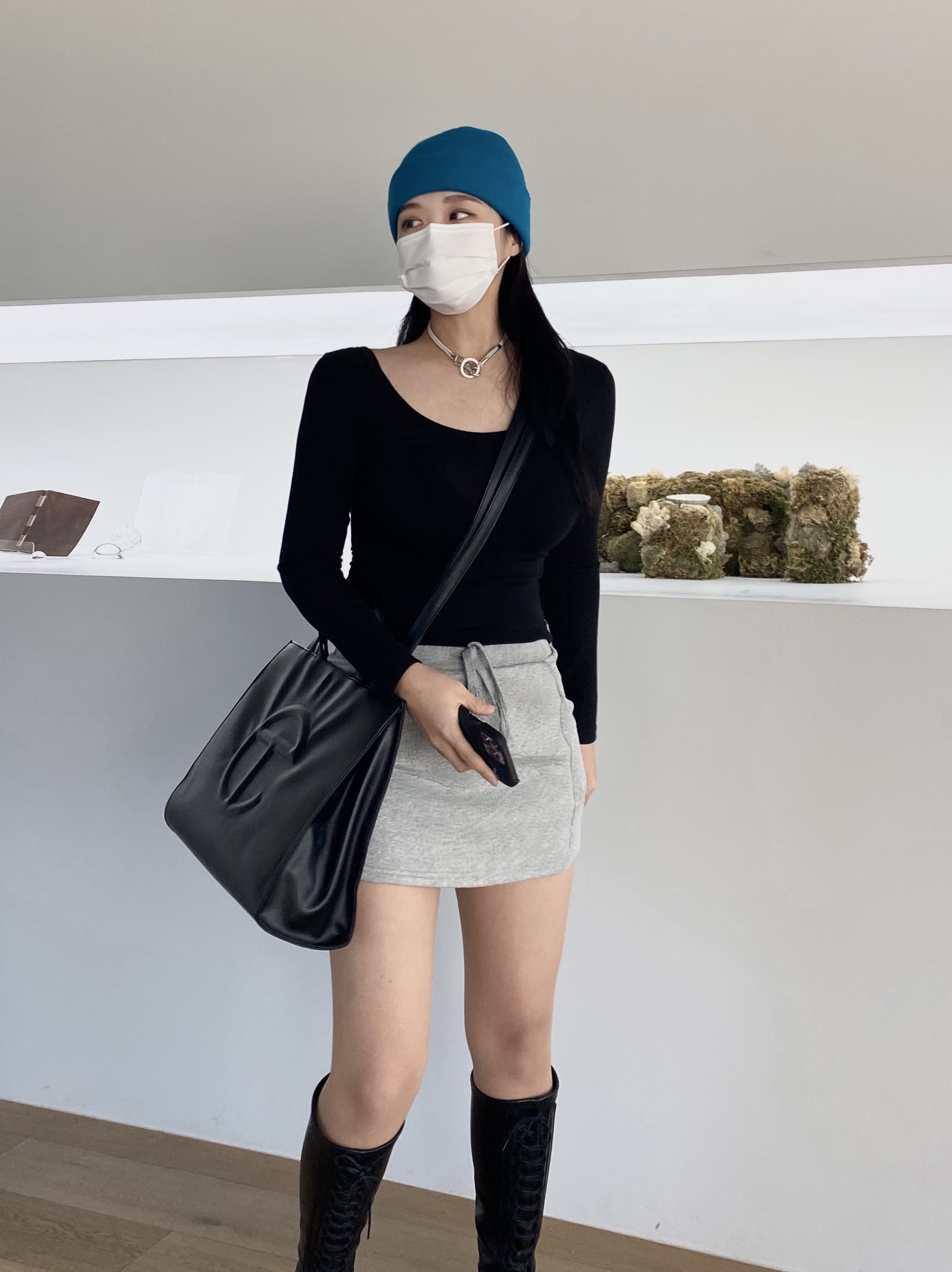 Telfar Medium Shopping Bag Black 착용 스타일