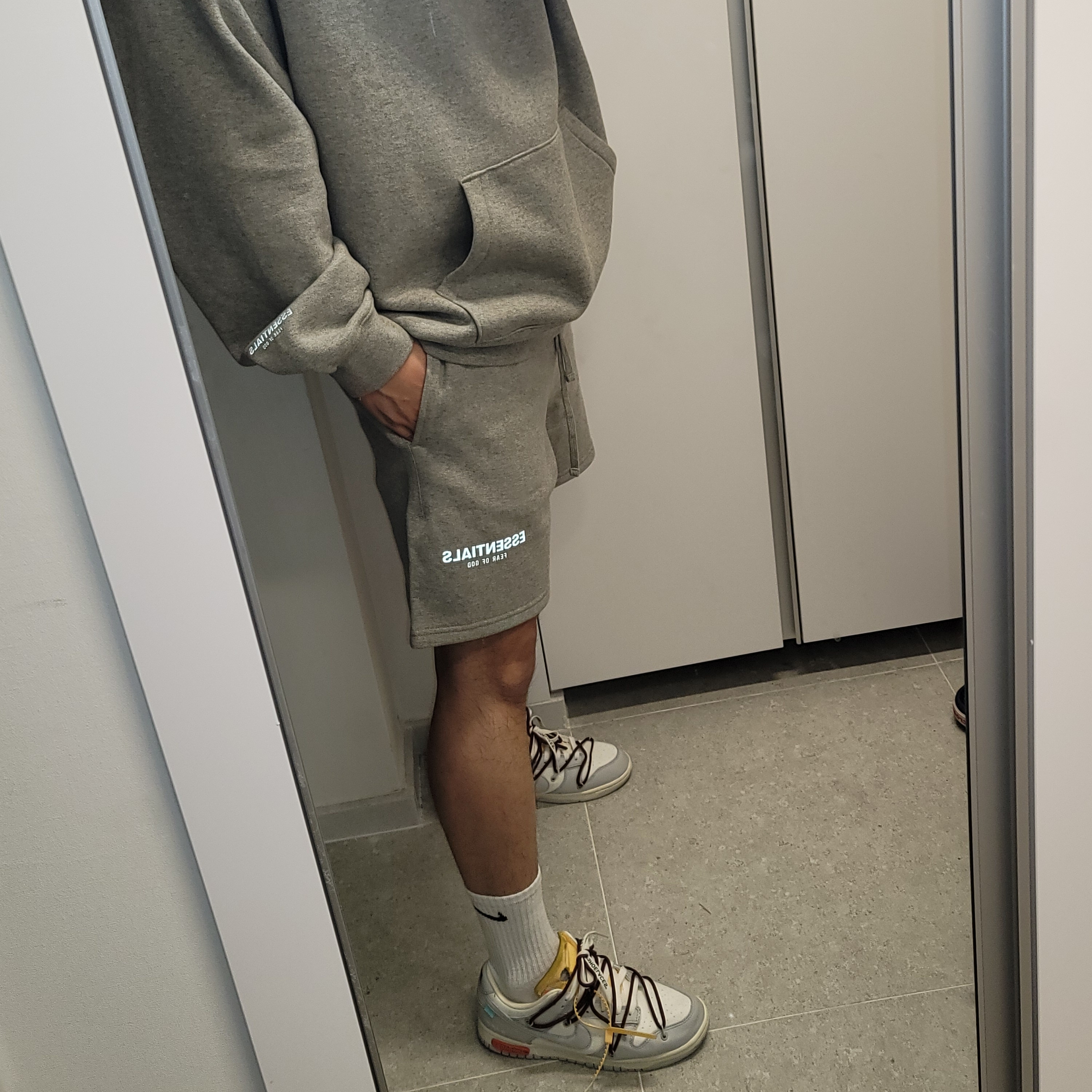 Essentials The Core Collection Pullover Hoodie Heather Oatmeal, Essentials The Core Collection Sweatpants Heather Oatmeal 착용 스타일 - 4