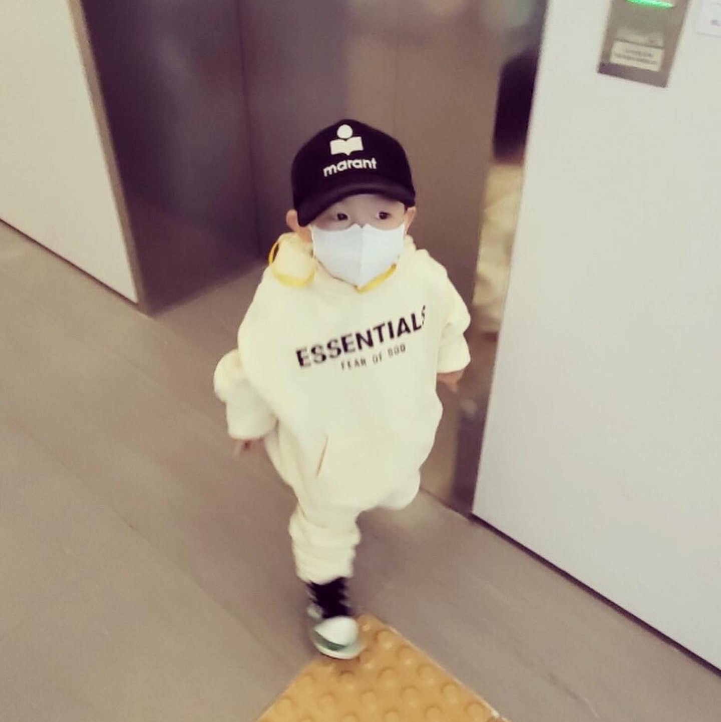 (Kids) Essentials Pull-Over Hoodie Cream - 21SS, (Kids) Essentials Sweatpants Cream - 21SS 착용 스타일 - 1