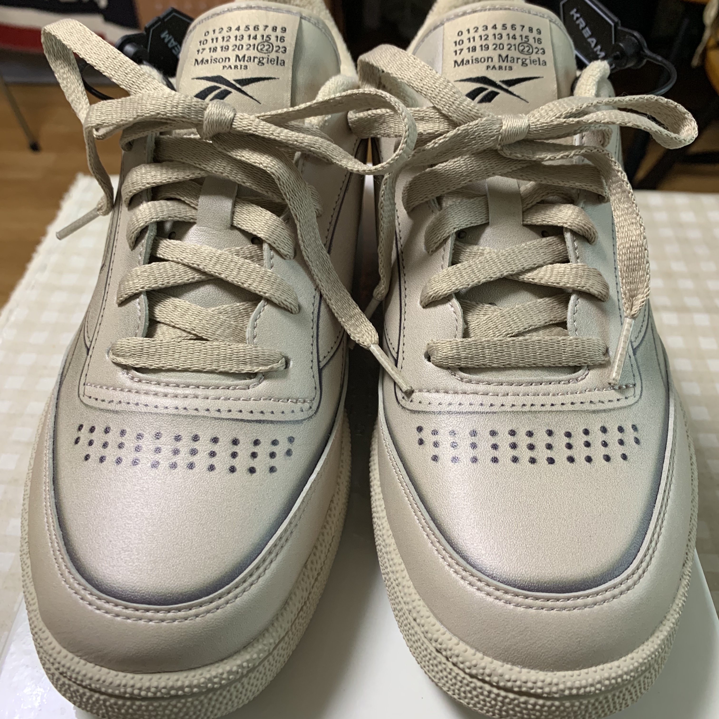 Reebok x Maison Margiela Club C TL Beige 착용 스타일 - 4