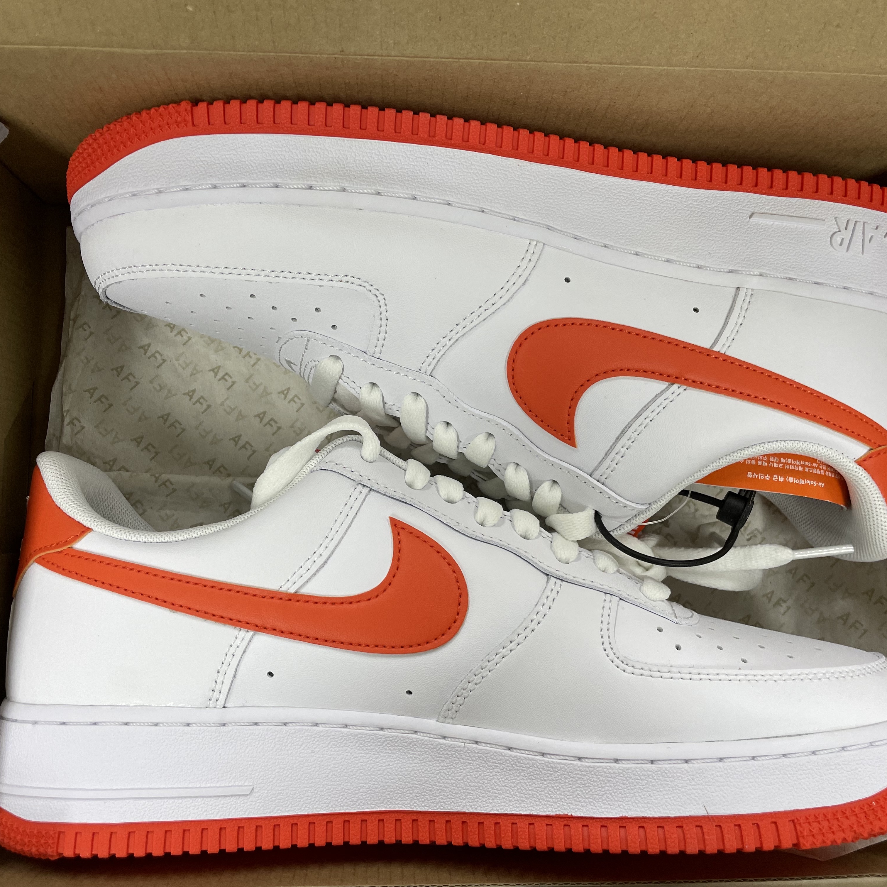 Nike Air Force 1 '07 Low White Team Orange 착용 스타일 - 3