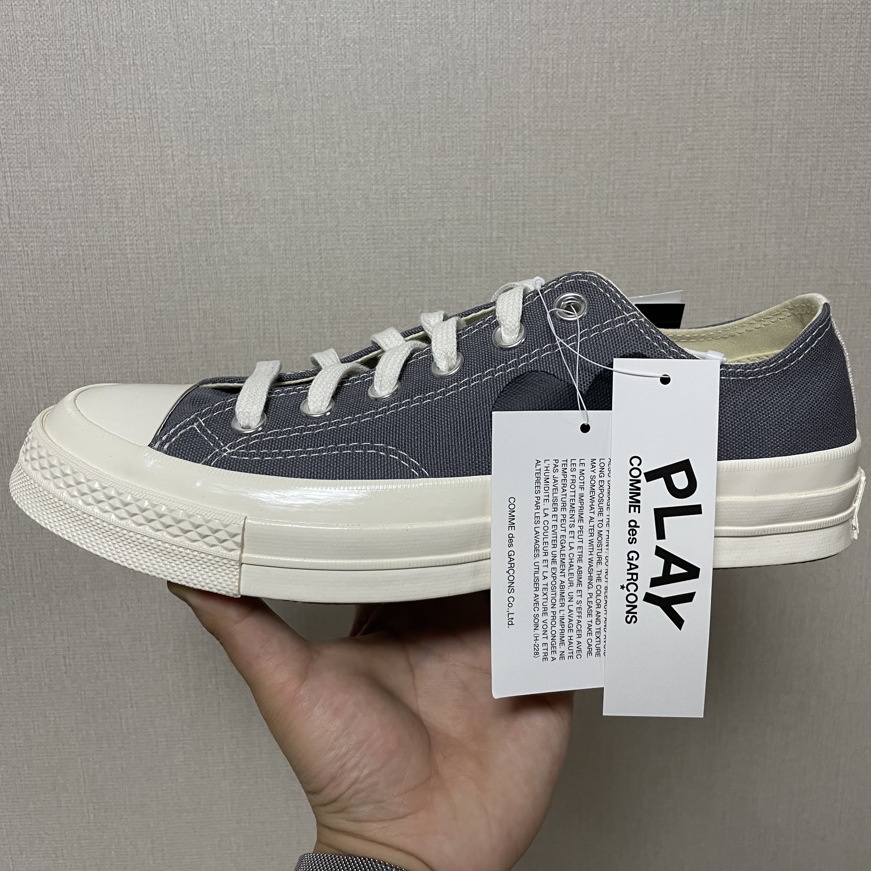Converse x Play Comme des Garcons Chuck 70 Ox Steel Gray 착용 스타일 - 2