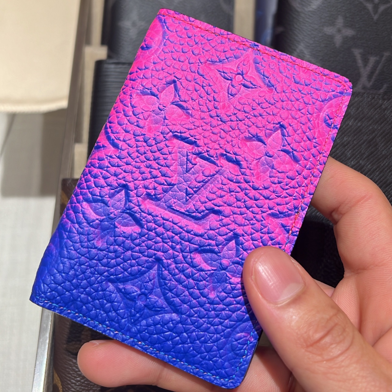 Louis Vuitton Pocket Organizer Taurillon Monogram Bleu Rose, Louis Vuitton Pocket Organizer Monogram Eclipse 착용 스타일 - 1