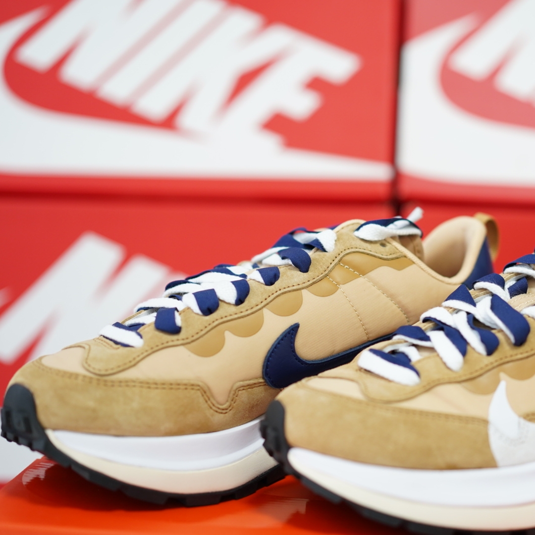 Nike x Sacai VaporWaffle Sesame and Blue Void 착용 스타일 - 2